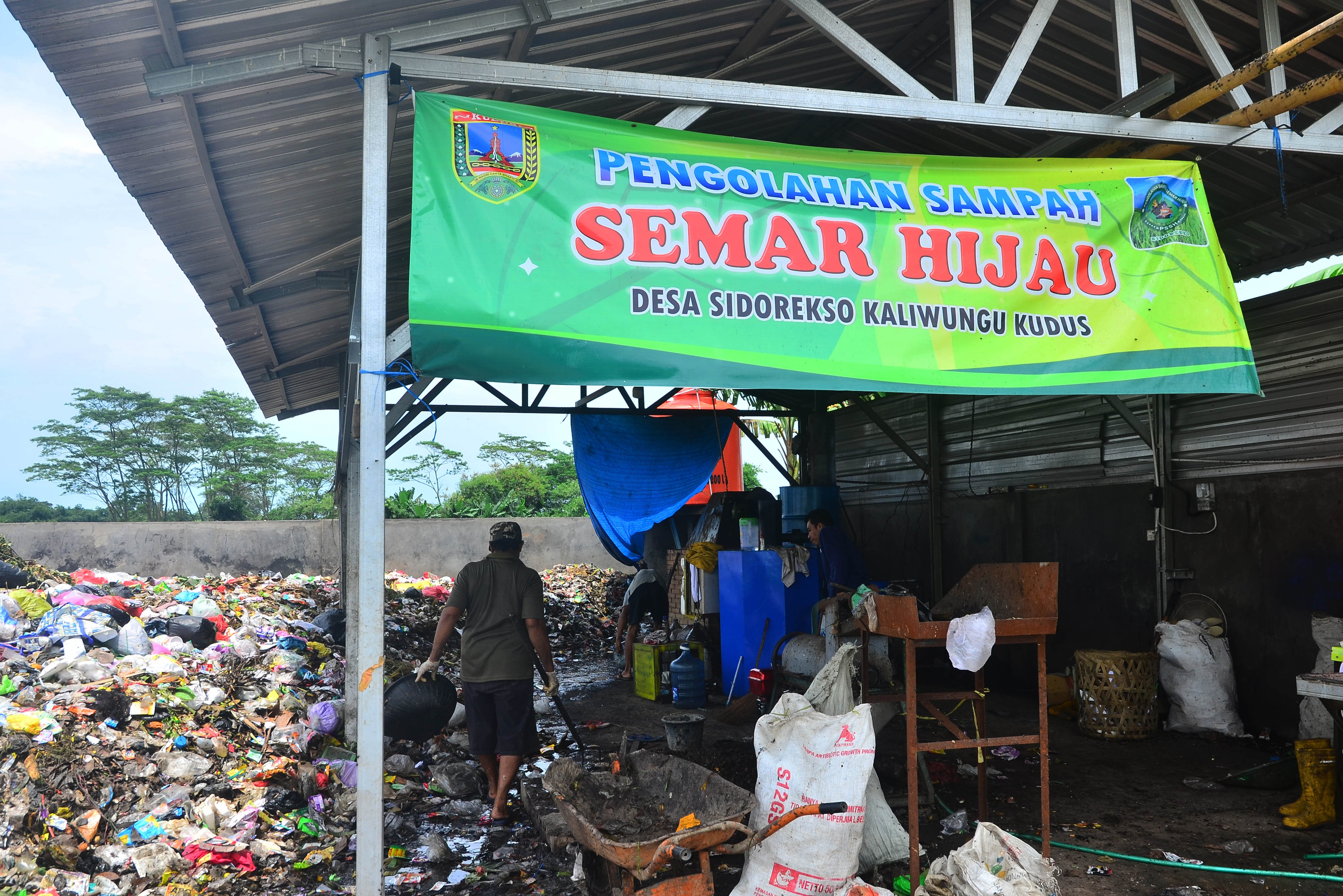Warga memilah sampah plastik di tempat pengolahan sampah di Desa Sidorekso, Kudus, Jawa Tengah.