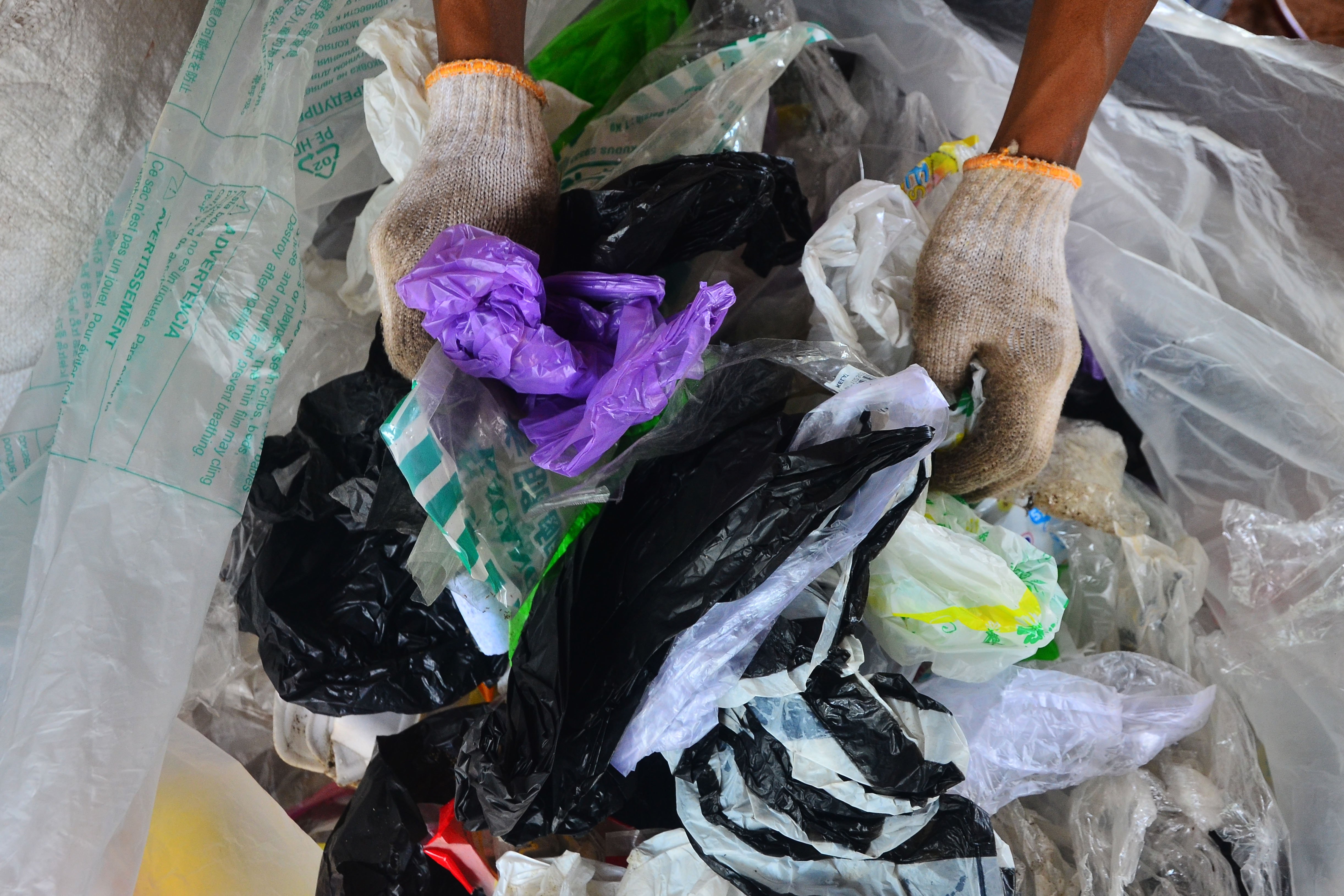 Warga memilah sampah plastik di tempat pengolahan sampah di Desa Sidorekso, Kudus, Jawa Tengah.