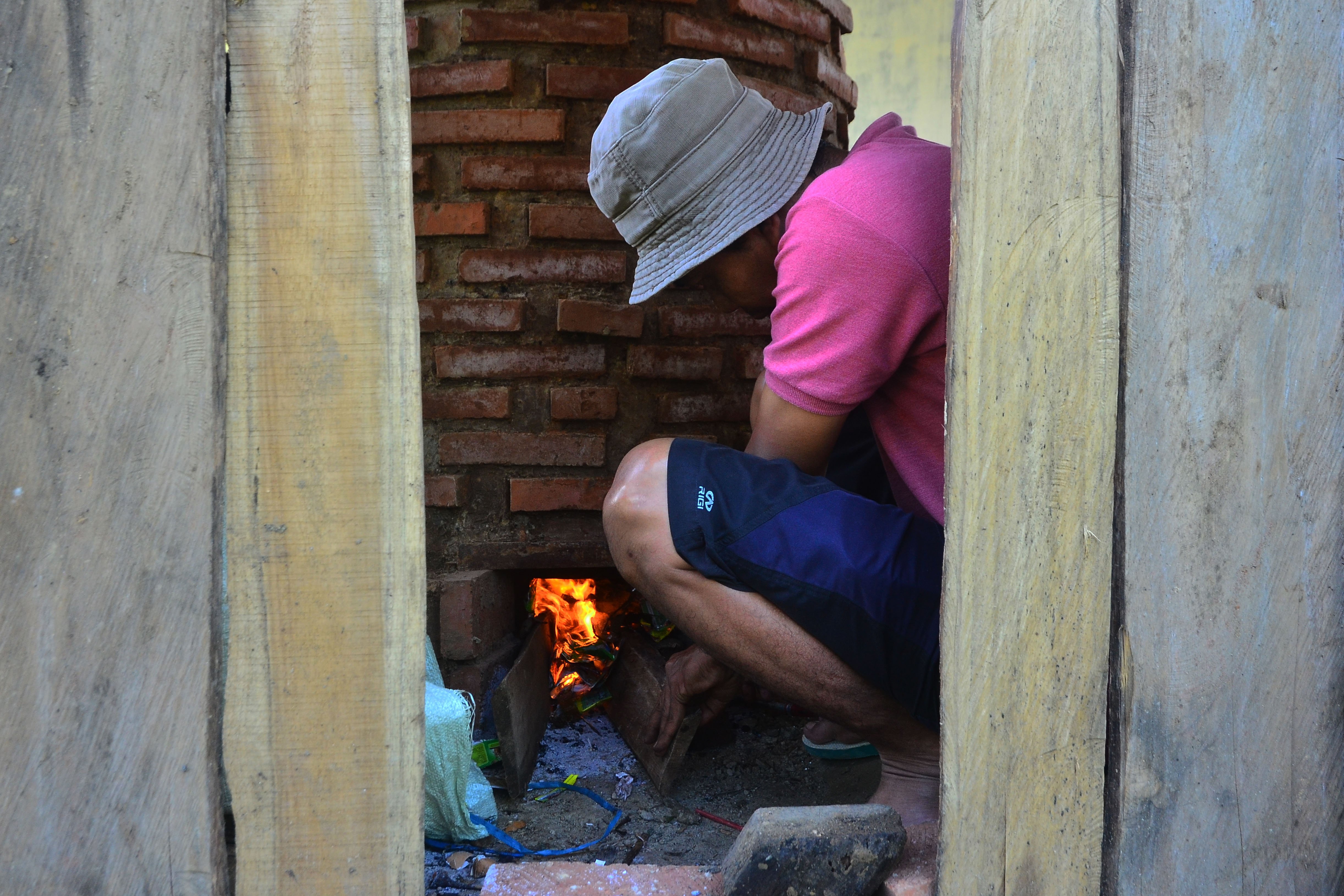 Warga membakar tungku mesin prirolisis di tempat pengolahan sampah di Desa Sidorekso, Kudus, Jawa Tengah.