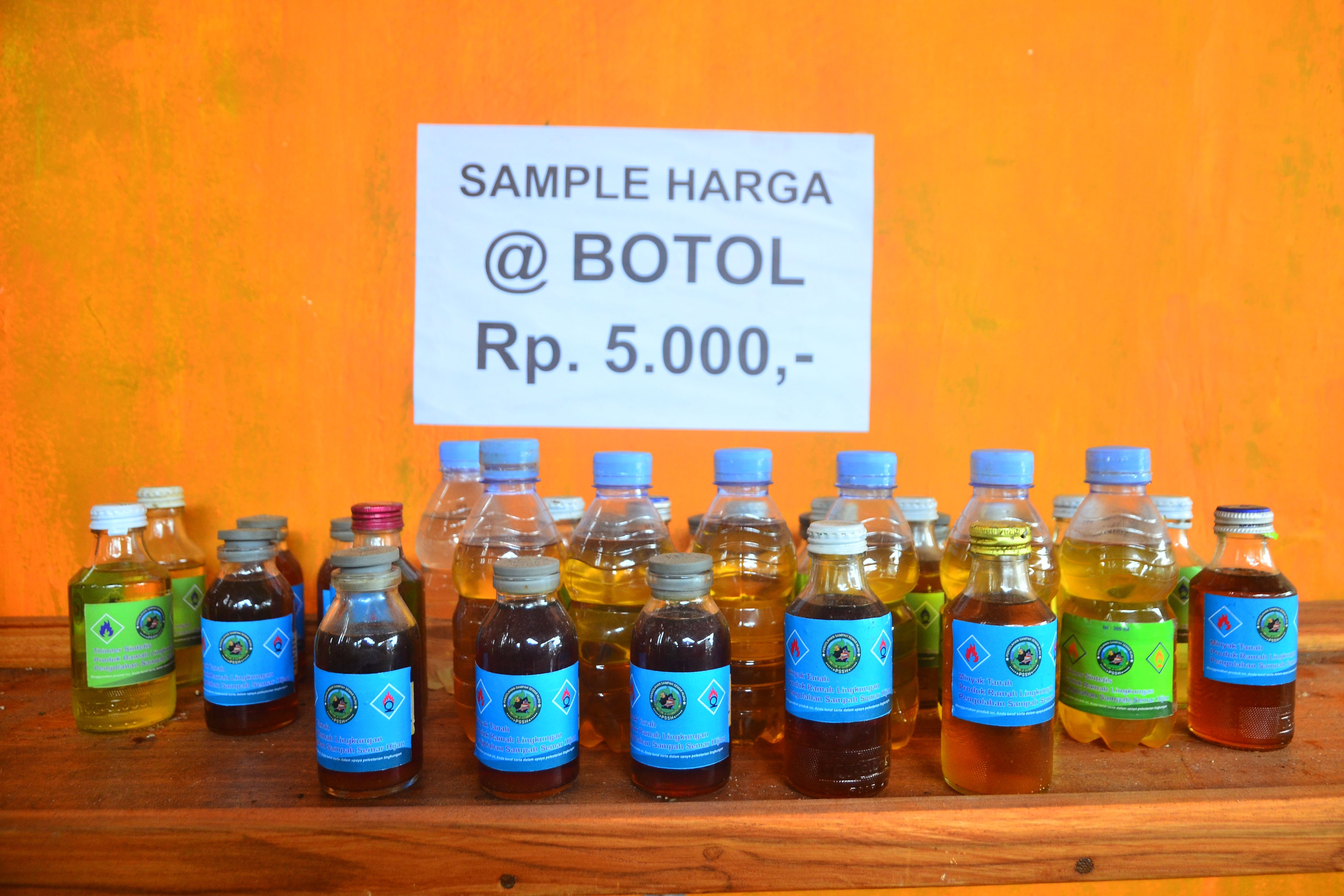 Minyak mentah dan tiner yang sudah dikemas di dalam botol dijejerkan di tempat pengolahan sampah di Desa Sidorekso, Kudus, Jawa Tengah.