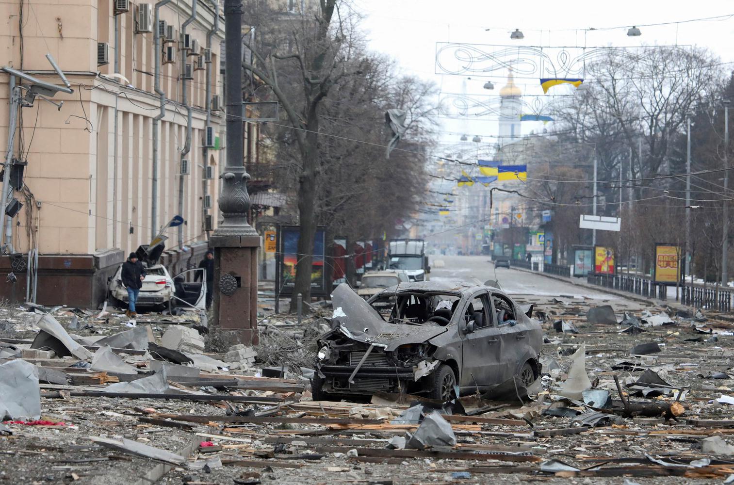 Vyacheslav Madiyevskyy Pemandangan menunjukkan daerah dekat gedung administrasi regional yang menurut pejabat resmi terkena serangan rudal, di pusat Kharkiv, Ukraina, Selasa (1/3/2022).