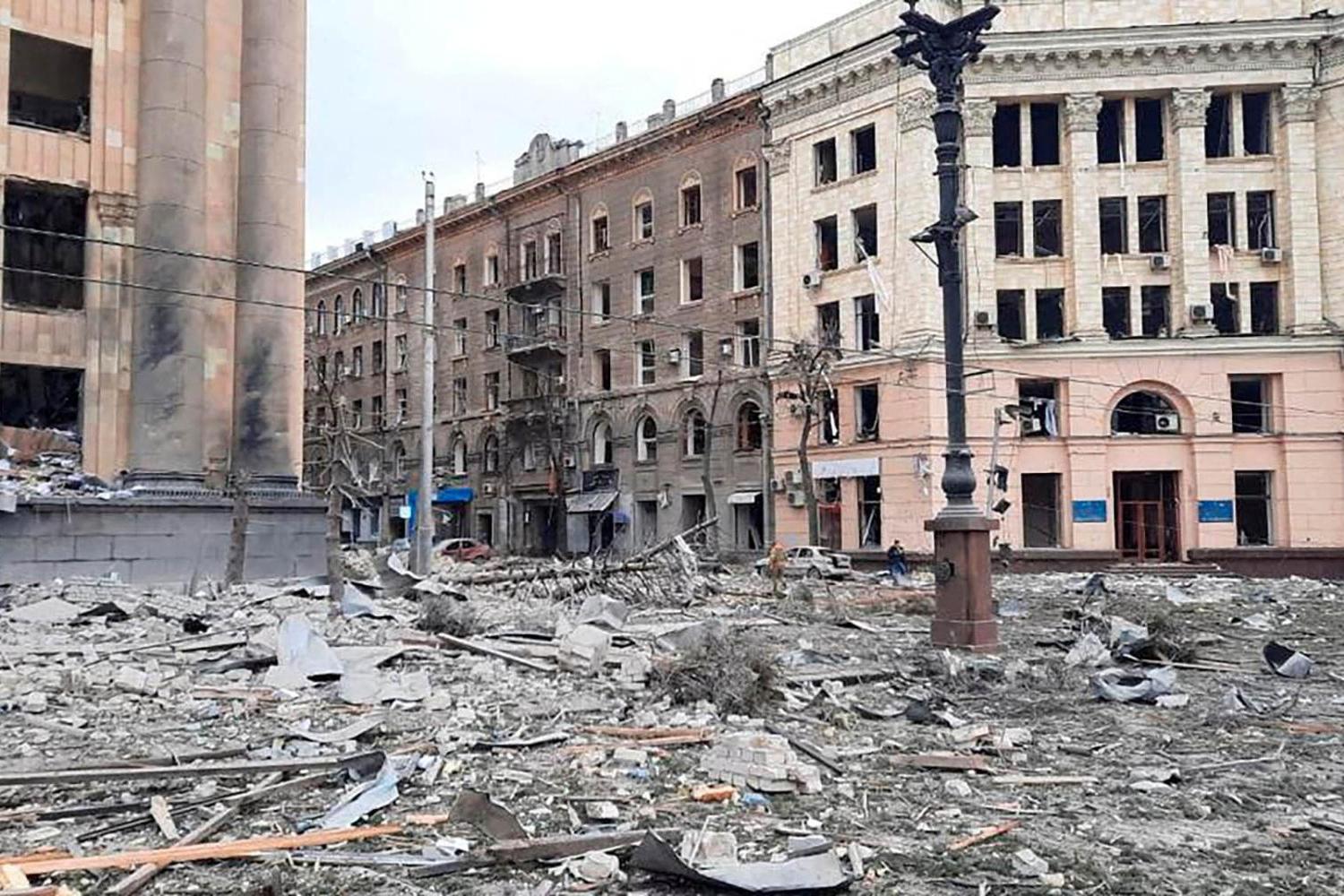 Pemandangan menunjukkan area di dekat gedung pemerintah daerah yang terkena rudal menurut pejabat kota, di Kharkiv, Ukraina, dalam gambar selebaran yang dirilis Selasa (1/3/2022).