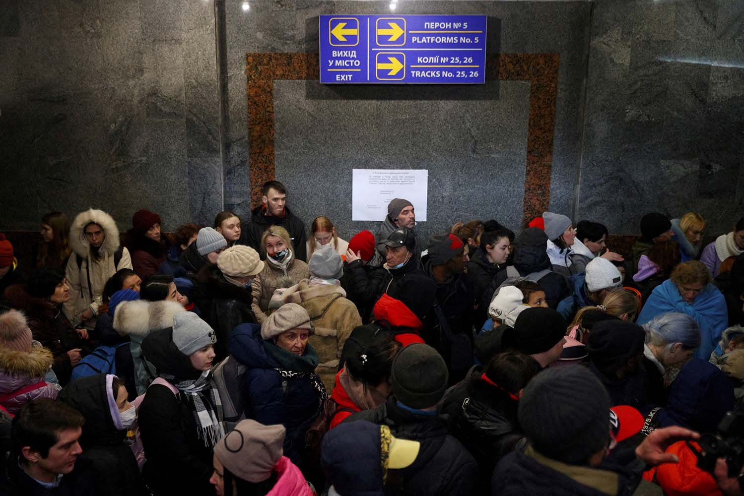 Warga yang menyelamatkan diri memadati terowongan stasiun kereta Lviv untuk naik kereta menuju Polandia, ditengah berlanjutnya invasi Rusia terhadap Ukraina, di Lviv, Ukraina, Senin (28/2/2022). ANTARA FOTO/REUTERS/Thomas Peter/AWW/djo
