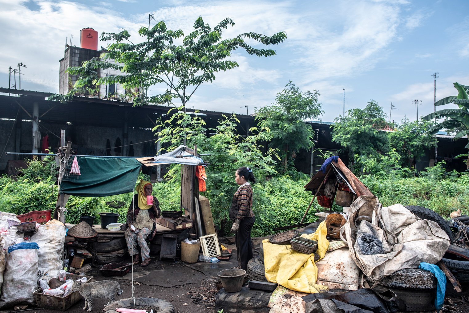 Dua pecari besi karat berbincang saat beristirahat di kawasan Belah Kapal, Cilincing, Jakarta Utara.