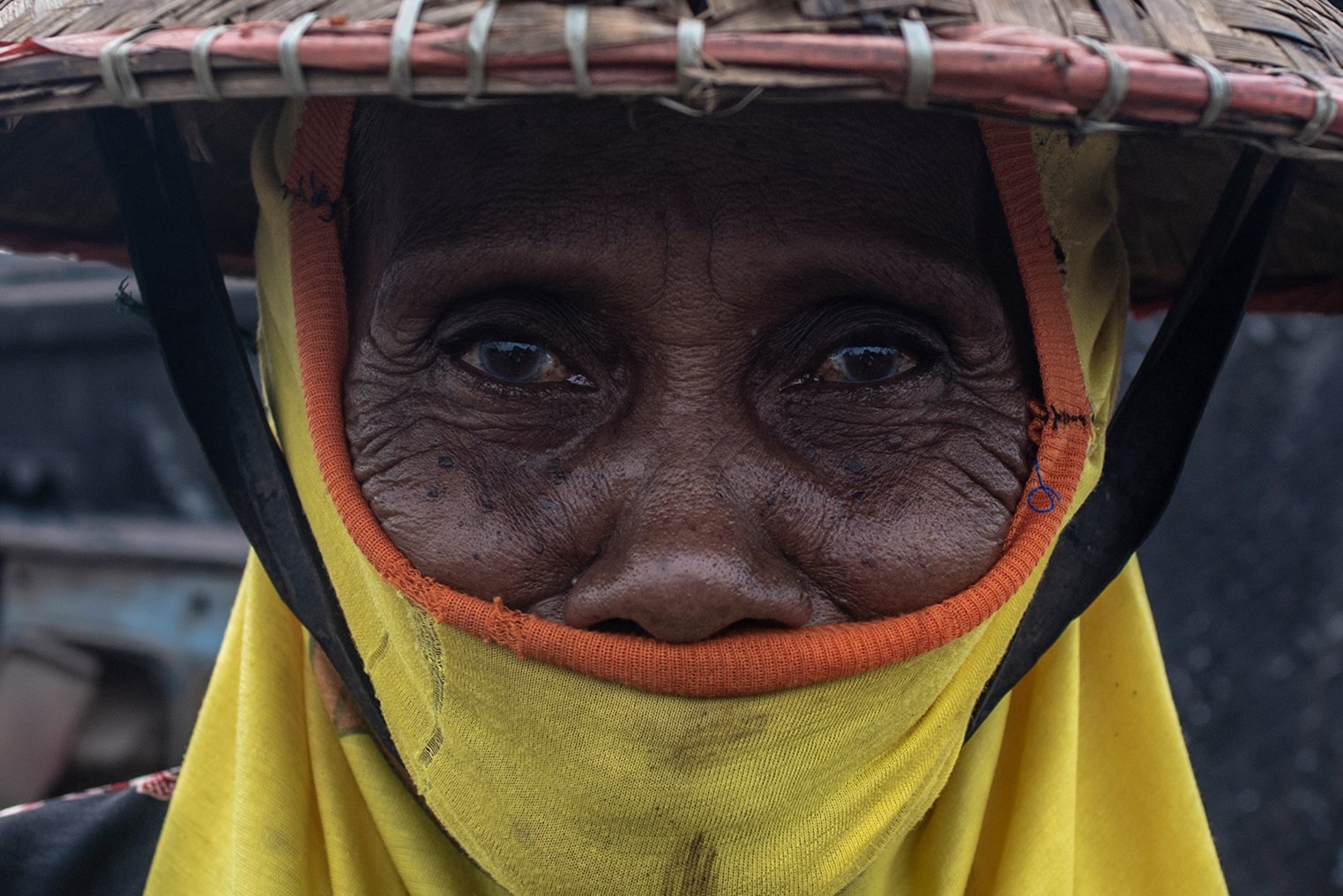 Detail wajah perempuan pencari besi karat di kawasan Belah Kapal, Cilincing, Jakarta Utara.