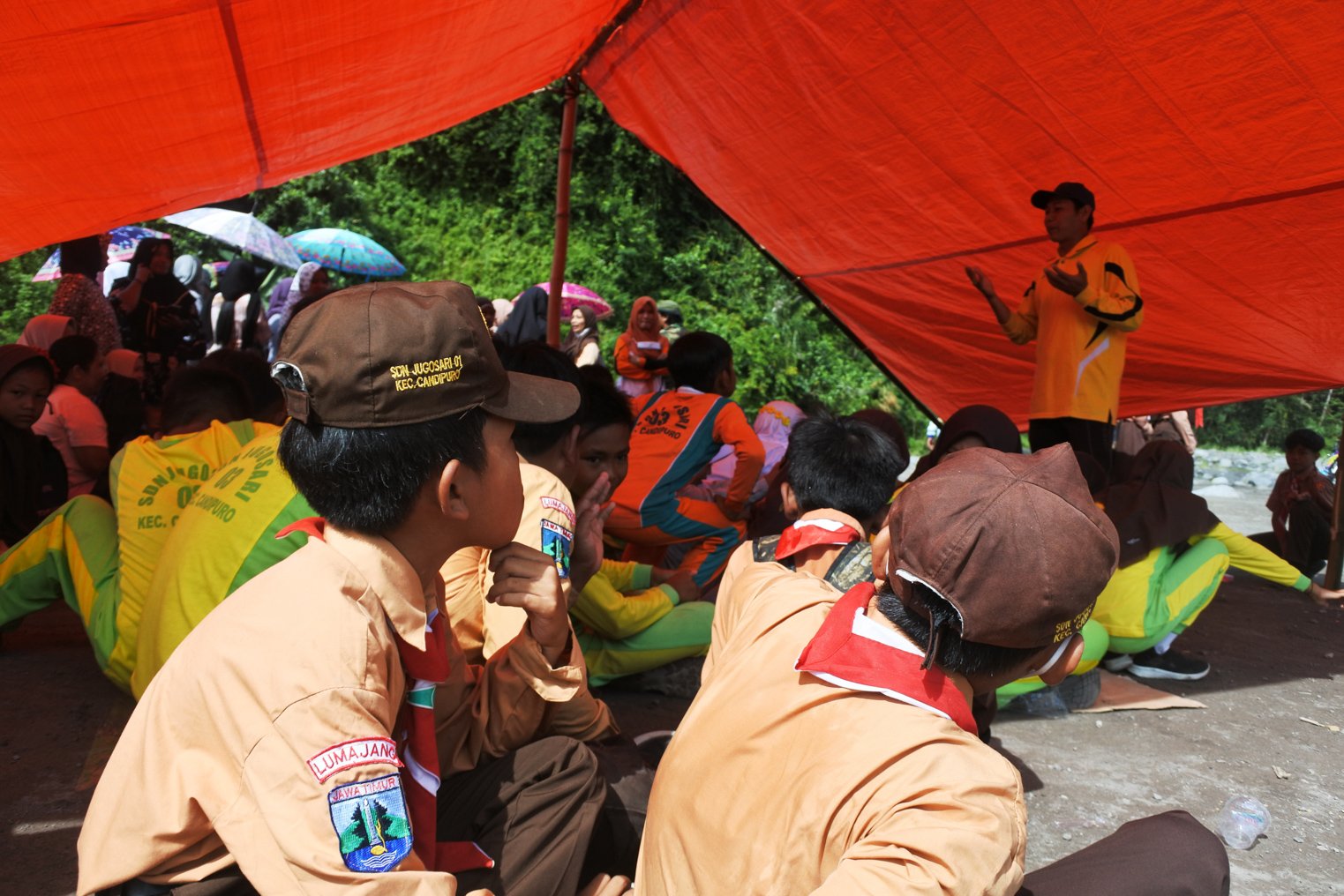 Sejumlah murid SDN Jugosari 03 belajar di tenda di pinggir Sungai Regoyo di Desa Jugosari, Candipuro, Lumajang, Jawa Timur.