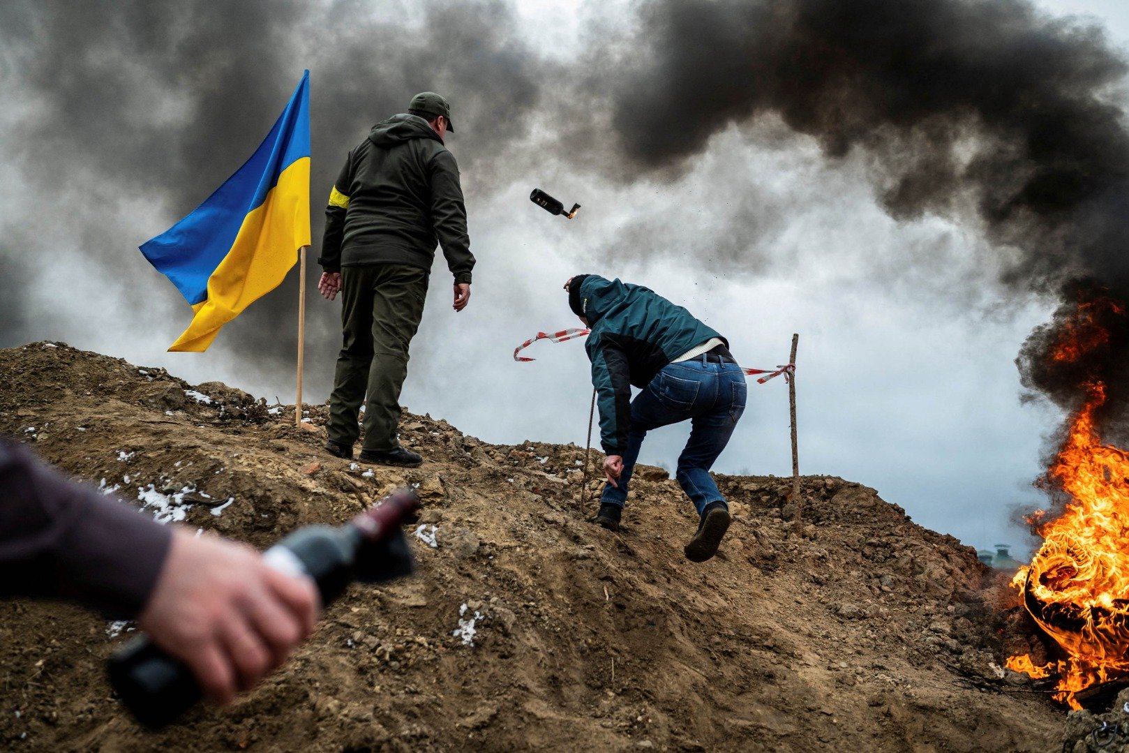 Seorang warga sipil berlatih melempar bom molotov untuk melindungi kota, saat invasi Rusia ke Ukraina terus berlanjut, di Zhytomyr, Ukraine, Selasa (1/3/2022). ANTARA FOTO/REUTERS/Viacheslav Ratynskyi/WSJ/cfo