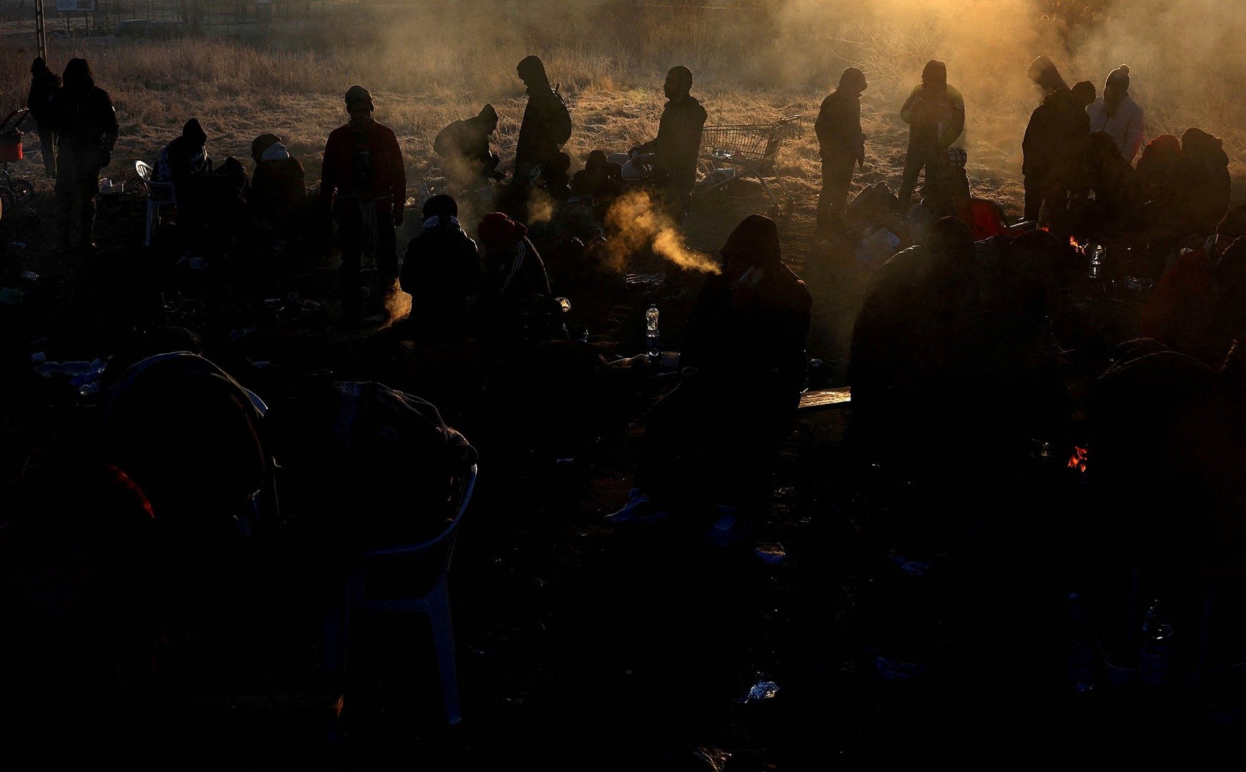 Pengungsi menghadapi cuaca dingin di lapangan beku setelah mereka melarikan diri dari Ukraina karena invasi Rusia di pos pemeriksaan perbatasan di Medyka, Polandia, Selasa (1/3/2022). ANTARA FOTO/REUTERS/Kai Pfaffenbach/foc/sad.