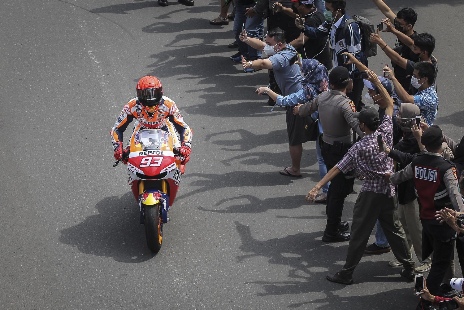 Pembalap MotoGP dari tim Repsol Honda Marc Marquez mengikuti parade di kawasan Jalan M.H.Thamrin, Jakarta, Rabu (16/3/2022). Parade digelar untuk memeriahkan seri kedua MotoGP yang akan diselenggarakan di Sirkuit Mandalika pada 18-20 Maret 2022.