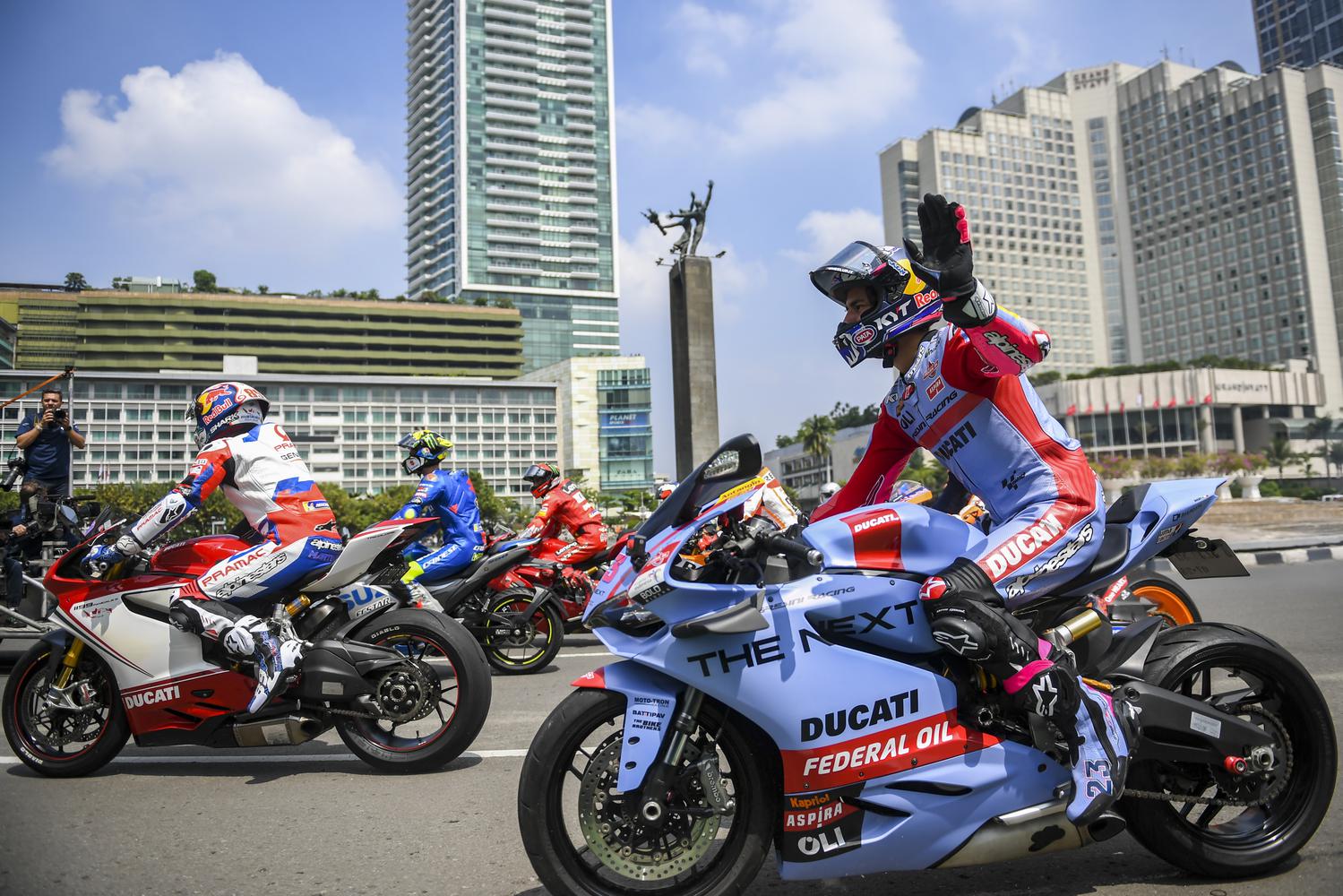 Pembalap MotoGP melakukan parade di kawasan Bundaran HI, Jakarta, Rabu (16/3/2022). Parade tersebut untuk memeriahkan pagelaran MotoGP seri kedua Pertamina Grand Prix of Indonesia di Pertamina Mandalika International Street Circuit pada 18 - 20 Maret 2022.
