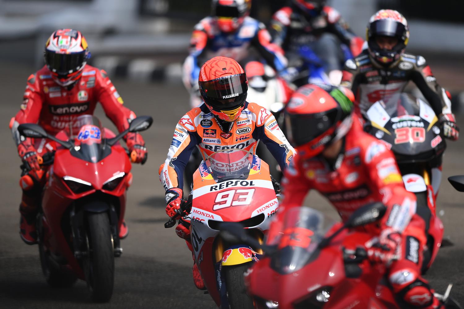 Pembalap Repsol Honda Team MotoGP Marc Marquez (kedua kiri) dengan motornya tiba untuk mengikuti parade di depan Istana Merdeka, Jakarta, Rabu (16/3/2022). Parade tersebut merupakan bentuk apresiasi atas kerja keras Pemerintah dalam mempersiapkan pagelaran MotoGP Mandalika pada 18-20 Maret 2022.