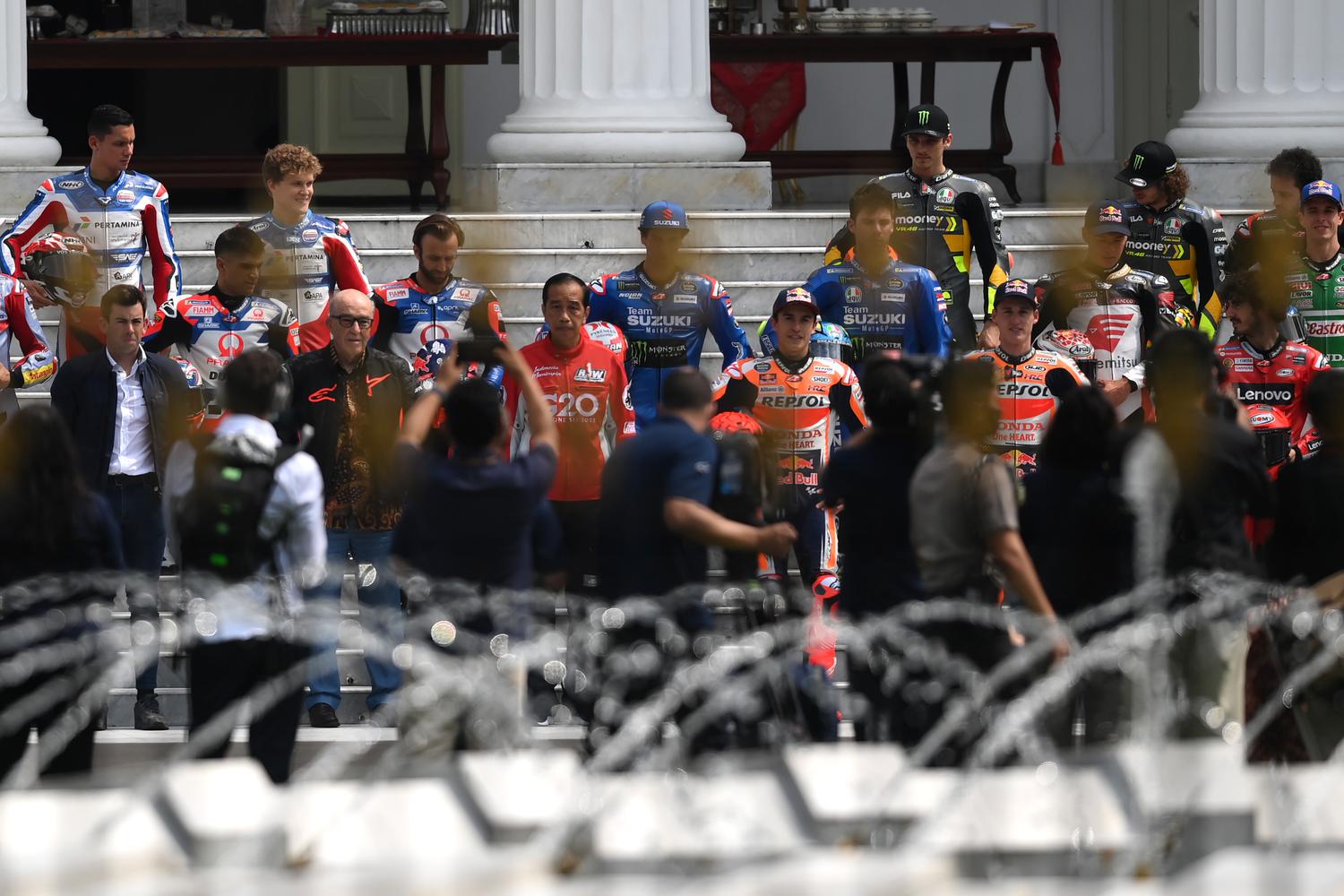 Presiden Joko Widodo (ketiga kiri) berfoto bersama pembalap MotoGP sebelum melepas parade di Istana Merdeka, Jakarta, Rabu (16/3/2022). Parade tersebut merupakan bentuk apresiasi atas kerja keras Pemerintah dalam mempersiapkan pagelaran MotoGP Mandalika pada 18-20 Maret 2022.