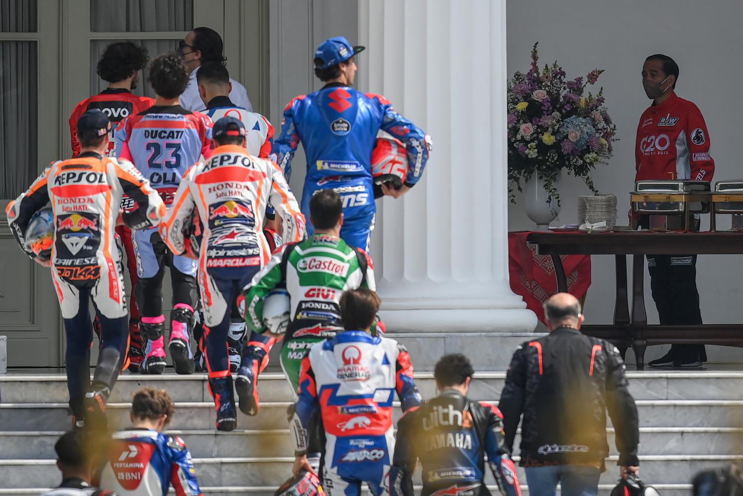 Presiden Joko Widodo (kanan) menerima sejumlah pembalap MotoGP sebelum parade di Istana Merdeka, Jakarta, Rabu (16/3/2022). Parade tersebut merupakan bentuk apresiasi atas kerja keras Pemerintah dalam mempersiapkan pagelaran MotoGP Mandalika pada 18-20 Maret 2022.