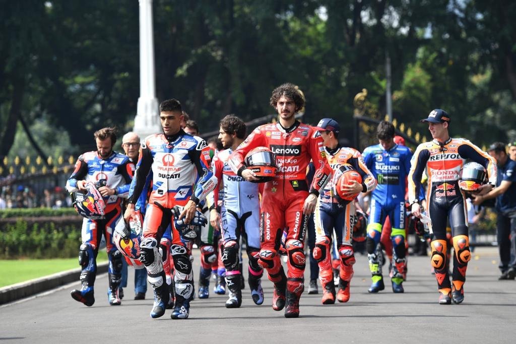 Pembalap MotoGP Repsol Honda Marc Marquez bersama pembalap lainnya saat berisap mengikuti parade di Istana Negara, Jakarta, Rabu, (16/3/2022). Parade tersebut mengundang antusiasme masyarakat berkumpul menyapa para penggemar di sepanjang jalan kawasan Sarinah menyaksikan parade MotoGP yang berlangsung dari Istana Merdeka sampai Hotel Kempinksi, Jl MH Thamrin.