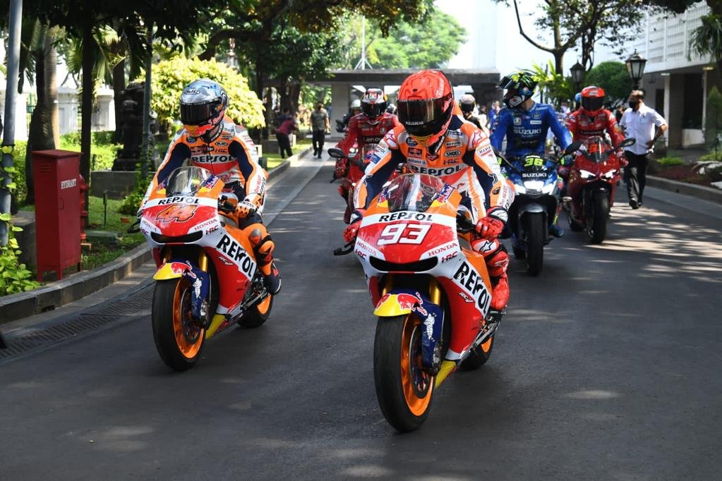 Pembalap MotoGP tim Repsol Honda Marc Marquez bersama pembalap lainnya melakukan konvoi saat mengikuti parade di Istana Negara, Jakarta, Rabu, (16/3/2022). Parade tersebut mengundang antusiasme masyarakat berkumpul menyapa para penggemar di sepanjang jalan kawasan Sarinah menyaksikan parade MotoGP yang berlangsung dari Istana Merdeka sampai Hotel Kempinksi, Jl MH Thamrin.