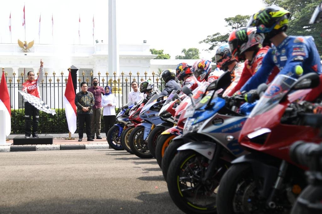 Presiden Jokowi membuka acara parade di Istana Negara, Jakarta, Rabu, (16/3/2022). Parade tersebut mengundang antusiasme masyarakat berkumpul menyapa para penggemar di sepanjang jalan kawasan Sarinah menyaksikan parade MotoGP yang berlangsung dari Istana Merdeka sampai Hotel Kempinksi, Jl MH Thamrin.