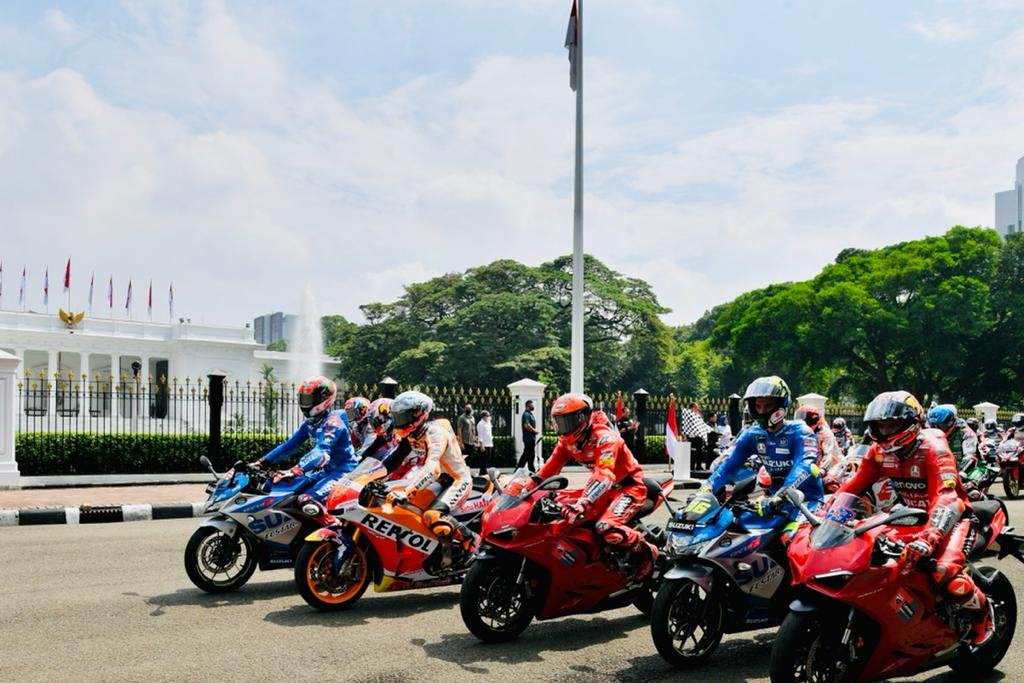 Pembalap MotoGP tim Repsol Honda Marc Marquez (tengah) bersama pembalap lainnya melakukan konvoi saat mengikuti parade di Istana Negara, Jakarta, Rabu, (16/3/2022). Parade tersebut mengundang antusiasme masyarakat berkumpul menyapa para penggemar di sepanjang jalan kawasan Sarinah menyaksikan parade MotoGP yang berlangsung dari Istana Merdeka sampai Hotel Kempinksi, Jl MH Thamrin.