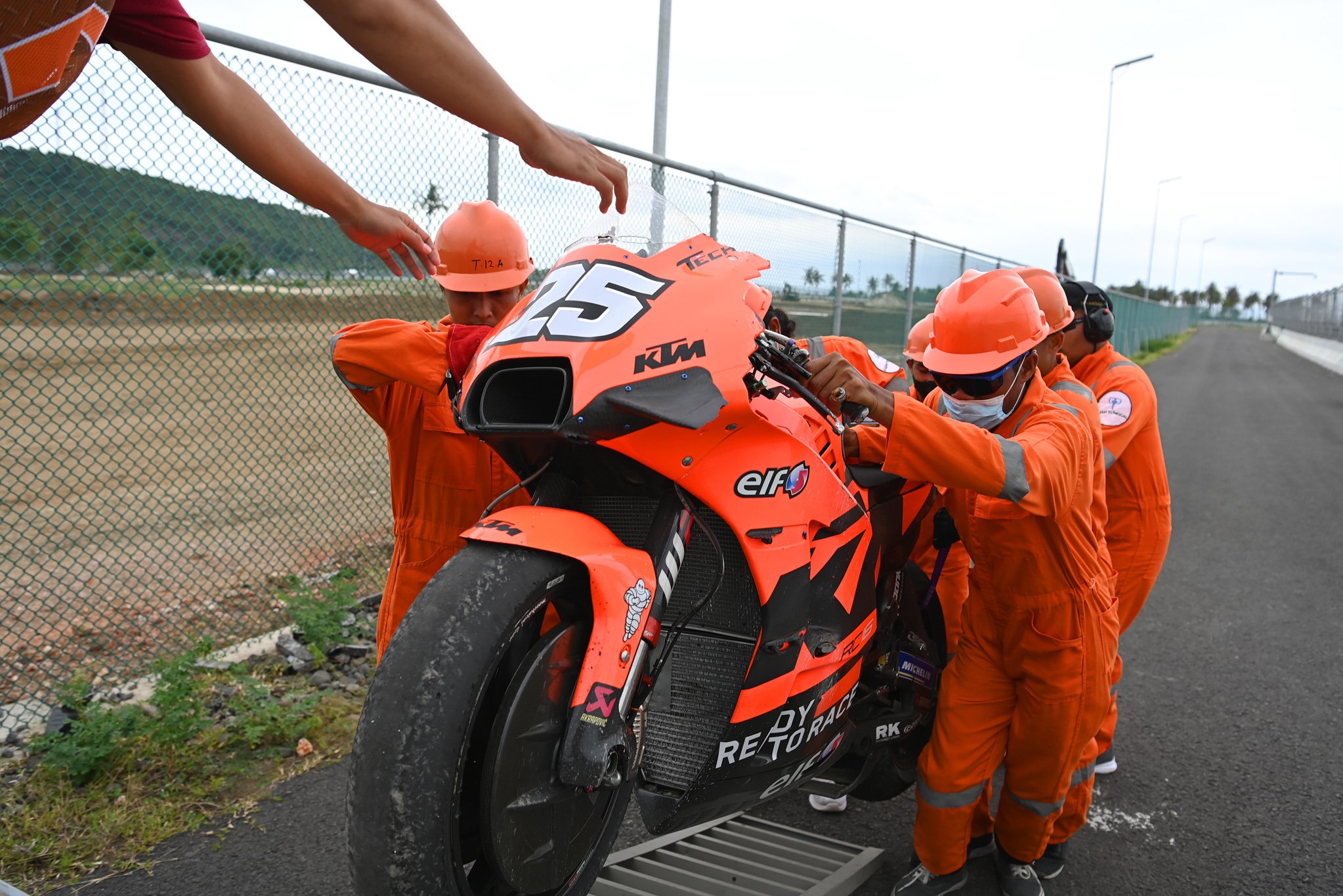 Teknisi membawa motor pembalap Tech 3 KTM Raul Fernandez seusai kecelakaan saat sesi uji coba pramusim MotoGP 2022 di Pertamina Mandalika International Street Circuit, Lombok Tengah, Nusa Tenggara Barat.