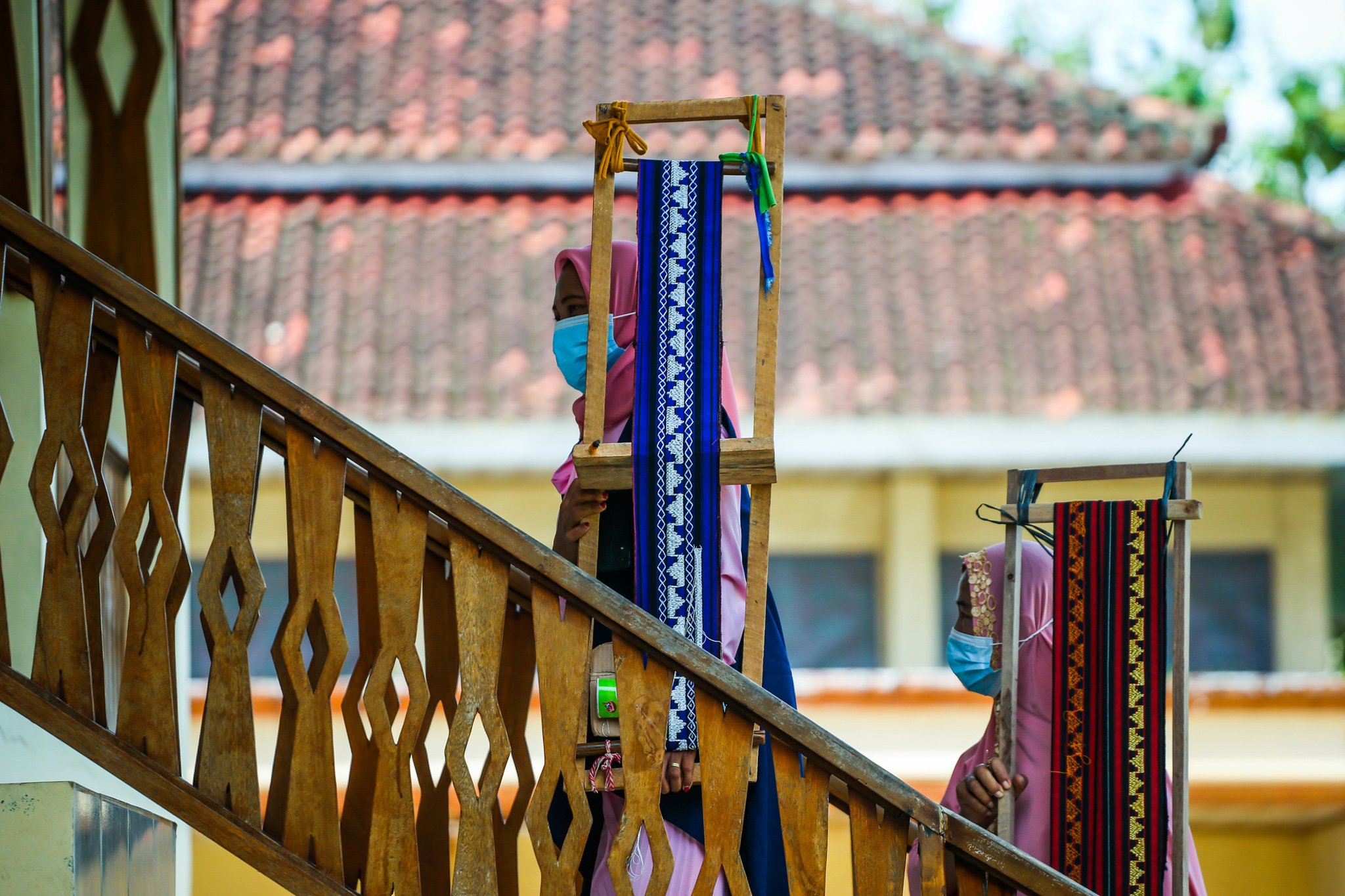 Nyai membawa tekang (alat menyulam tradisional kain tapis) di Negeri Katon, Pesawaran, Lampung, Sumatera Selatan.