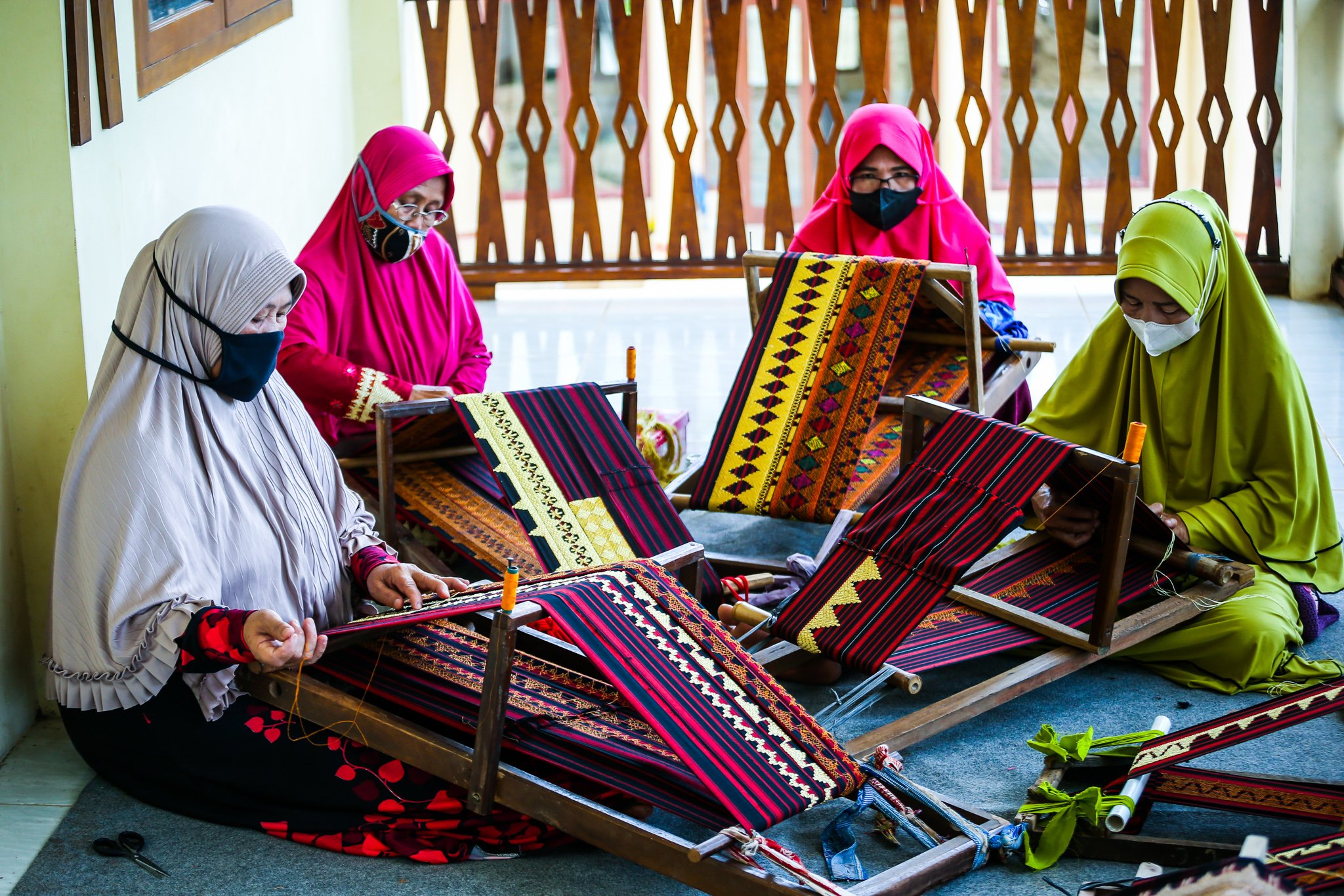 Sejumlah nyai menyelesaikan pembuatan Tapis menggunakan alat sulam tradisional di Negeri Katon, Pesawaran, Lampung.