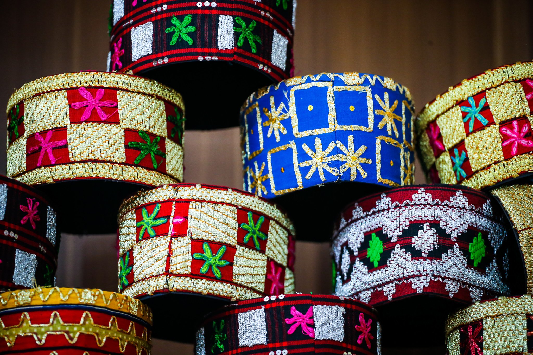 Peci dengan beragam motif yang dibuat menggunakan kain Tapis di pajang di Galeri Tapis Negeri Katon, Pesawaran, Lampung.