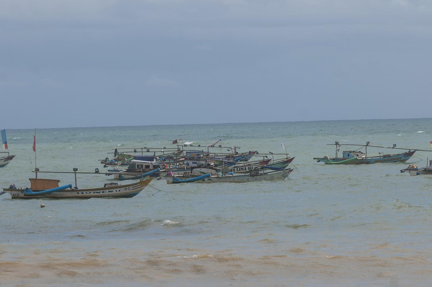 Sejumlah kapal nelayan bersandar di Bayah, Lebak, Banten, Rabu (30/3/2022). Sebagian nelayan di wilayah tersebut mengaku memilih tidak melaut akibat kelangkaan bahan bakar solar bersubsidi yang terjadi di sejumlah SPBU setempat.