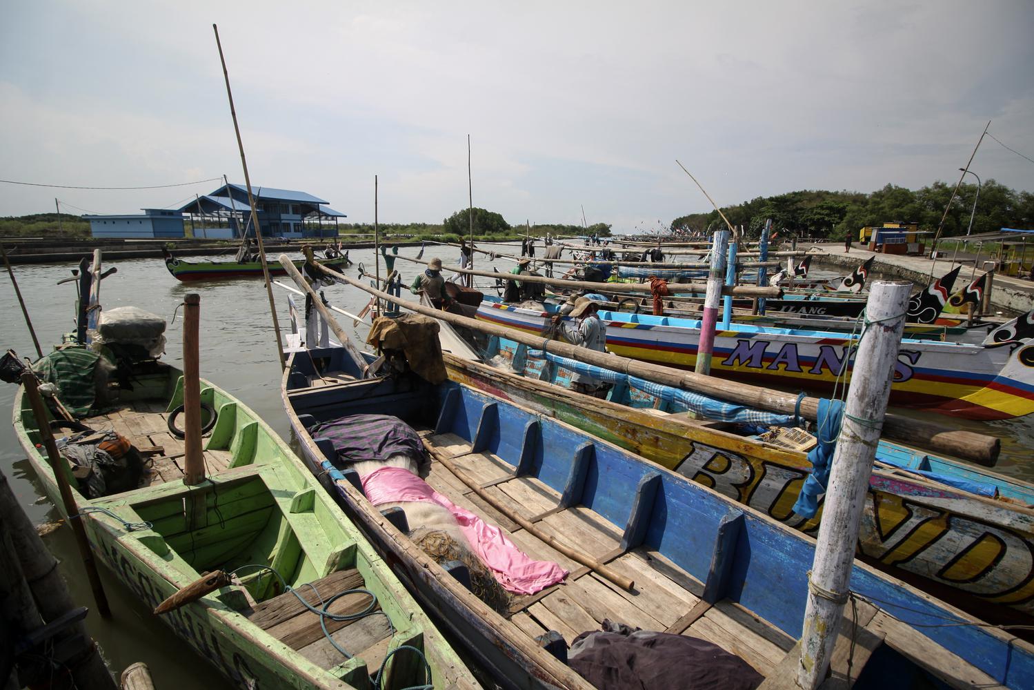 Sejumlah nelayan memperbaiki jaring di atas kapal yang sandar di dermaga Pelabuhan Pasuruan, Panggungrejo, Kota Pasuruan, Jawa Timur, Rabu (6/4/2022). Nelayan di wilayah tersebut mengaku memilih tidak melaut karena kelangkaan bahan bakar minyak (BBM) jenis solar yang terjadi di sejumlah SPBU setempat.