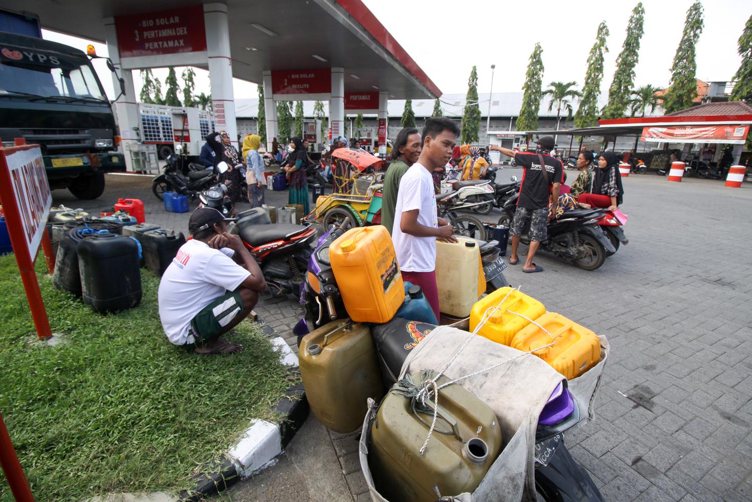 Nelayan antre membeli bahan bakar minyak (BBM) jenis solar di SPBU Karangketug, Kota Pasuruan, Jawa Timur, Rabu (6/4/2022). Akibat kelangkaan bahan bakar minyak (BBM) jenis solar yang terjadi di sejumlah SPBU setempat menyebabkan nelayan tidak melaut selama empat hari.