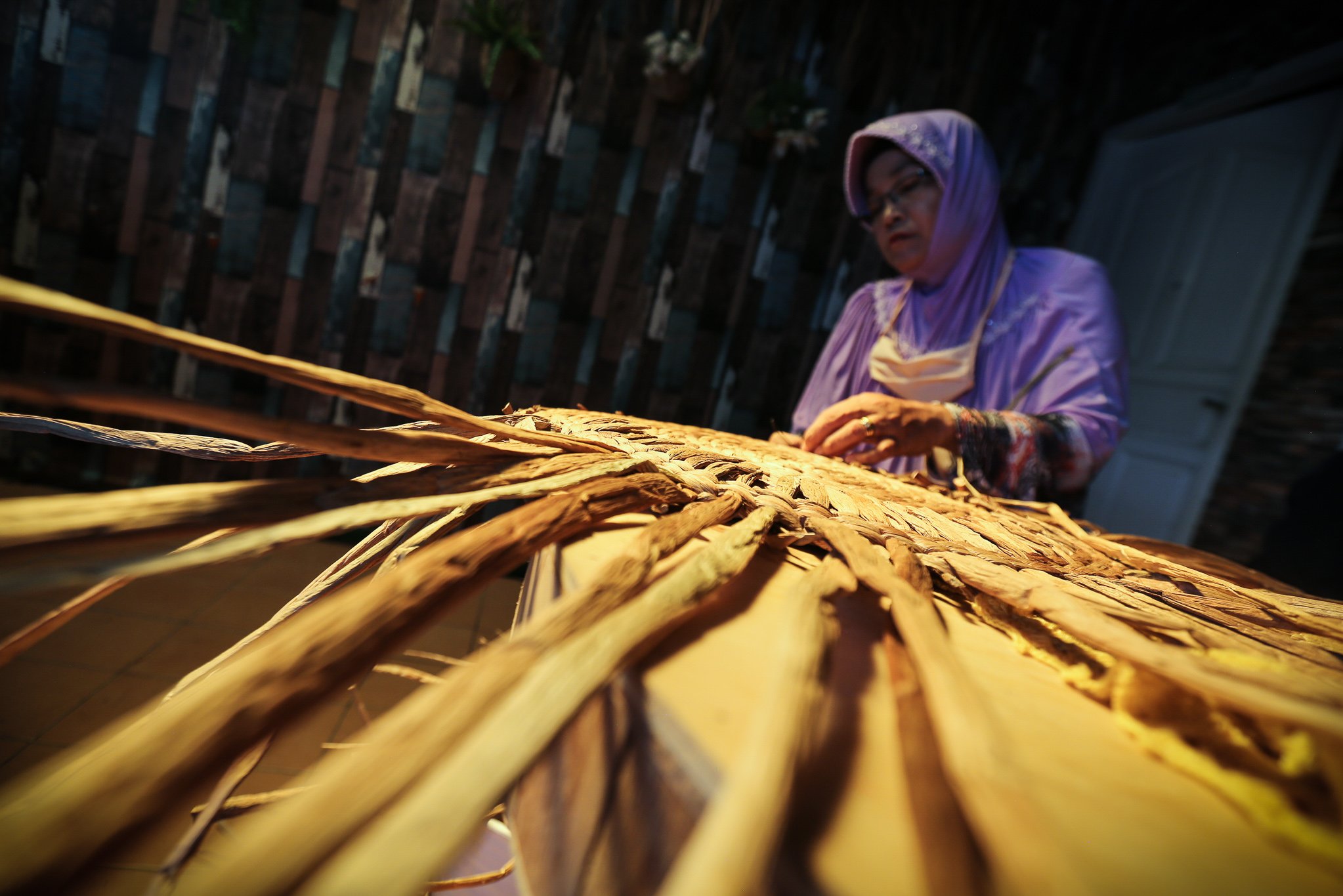 Perajin menyelesaikan pembuatan kerajinan tangan berbahan dasar tanaman eceng gondok di Isna Puring, Batam, Kepulauan Riau.