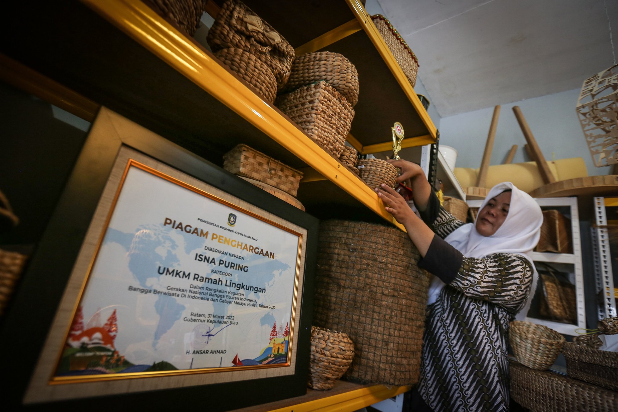 Tisnawati menata kerajinan tangan berbahan dasar eceng gondok miliknya di Isna Puring, Batam, Kepulauan Riau.