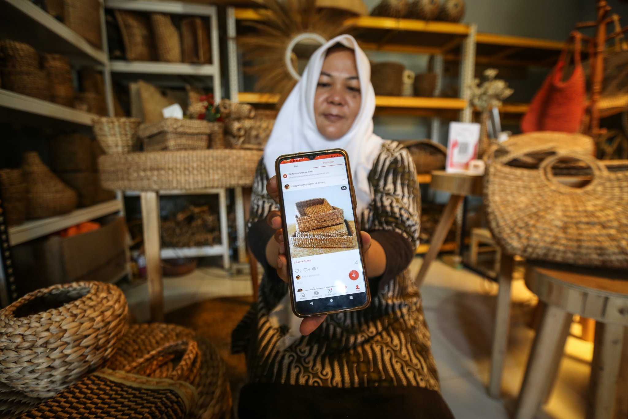 Tisnawati menunjukkan produknya yang dipasarkan di market place di Isna Puring, Batam, Kepulauan Riau.
