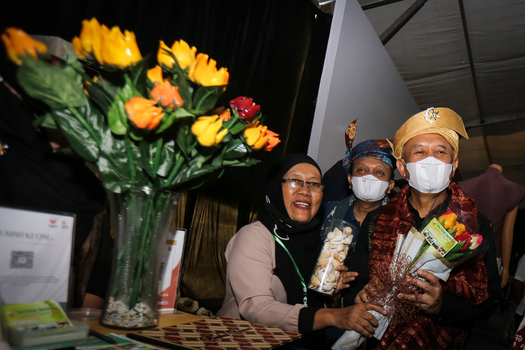 Menteri Koperasi dan UKM Teten Masduki (kanan) mengunjungi stand UMKM Rumah Keong saat Gernas BBI di Batam, Kepulauan Riau.