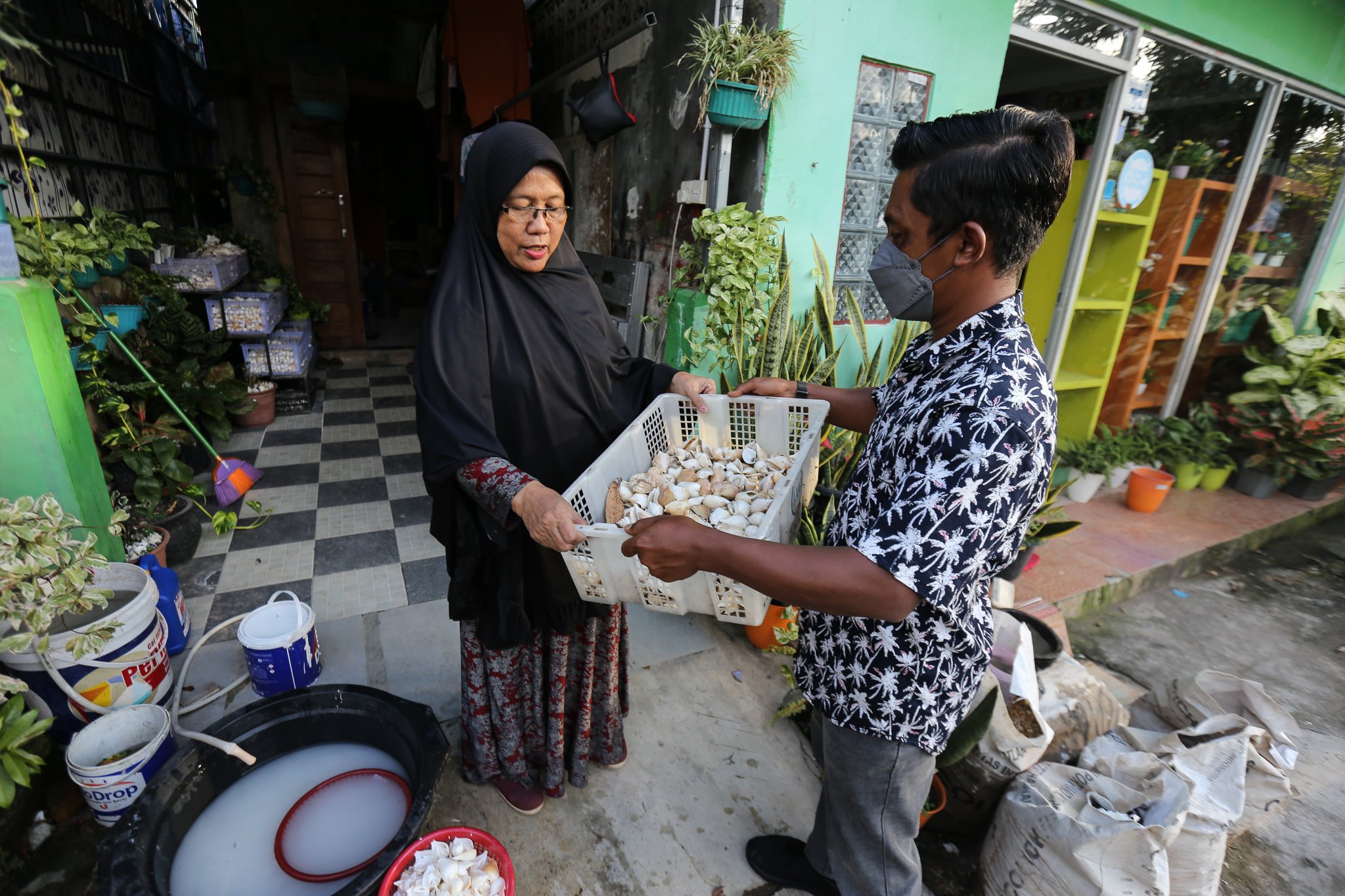 Suyanti menerima cangkang gongong dari warga di UMKM Rumah Keong, Batam, Kepulauan Riau.