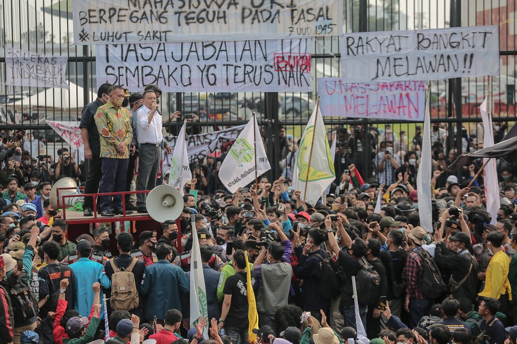 Wakil Ketua DPR Sufmi Dasco menemui massa Badan Eksekutif Mahasiswa Seluruh Indonesia (BEM SI) menggelar aksi unjuk rasa di depan kompleks parlemen DPR/MPR, Senayan, Jakarta, Senin (11/4/2022).\r\nAksi tersebut digelar guna menolak wacana penundaan Pemilu 2024 dan perpanjangan masa jabatan presiden. Mereka mendesak DPR agar tak menggunakan hak konstitusinya untuk mengamandemen UUD terkait penundaan pemilu dan memperpanjang masa jabatan presiden.