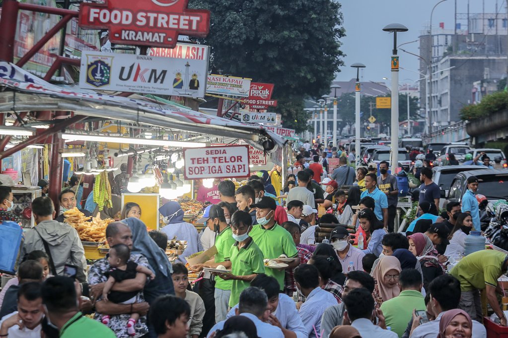 Suasana ramai pengunjung membeli menu berbuka puasa di Sentra kuliner Nasi Kapau di Jalan Kramat Raya, Senen, Jakarta Pusat, Selasa (12/4/2021). Menjelang berbuka puasa sentra kuliner yang menyajikan makanan khas sumatra barat ini selalu ramai dikunjungi pembeli.