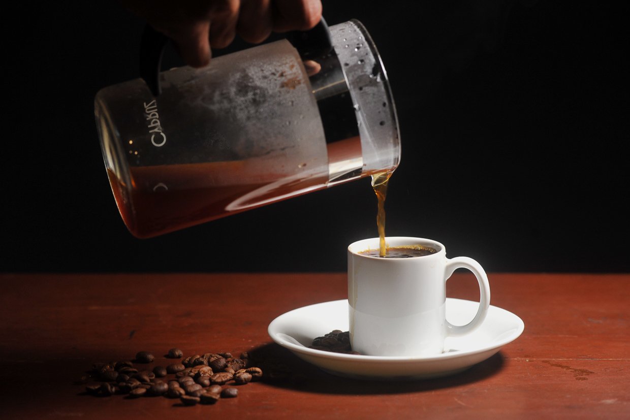 Barista menuangkan Kopi Solok Radjo ke dalam cangkir di kawasan Nagari Aia Dingin, Kecamatan Lembah Gumanti, Kabupaten Solok, Sumatera Barat.