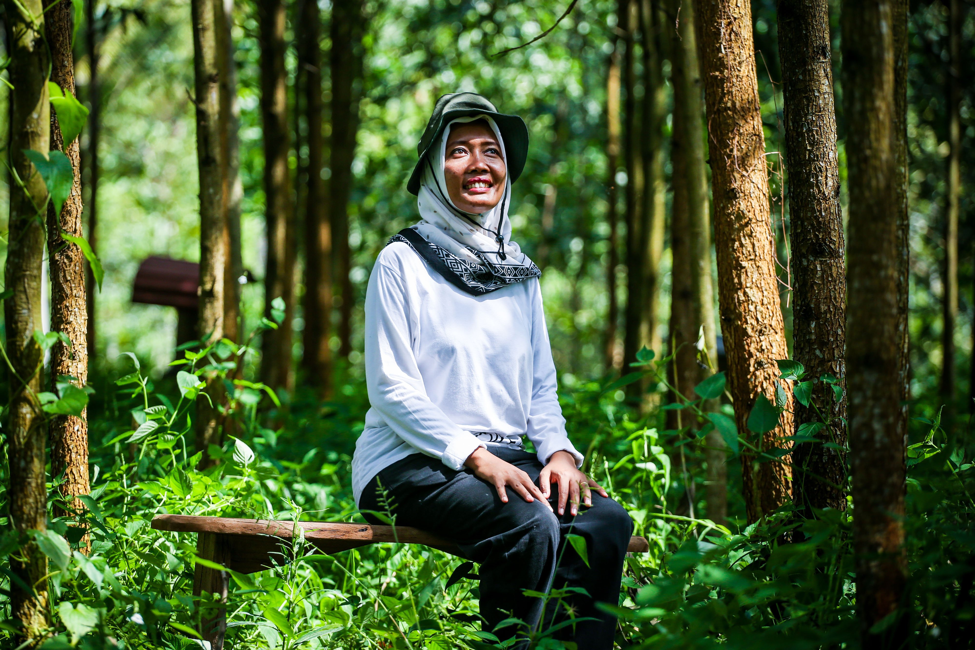 Potrait Isnina pemilik Madu Suhita berpose di peternakan lebah madu Suhita