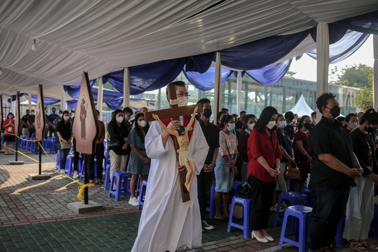 Umat Kristiani berdoa saat ibadah Jumat Agung di Gereja Katedral, Jakarta Pusat, Jumat (15/4/2022). Ibadah Jumat Agung tersebut digelar untuk memperingati penebusan dosa manusia oleh Yesus Kristus yang wafat di kayu salib.