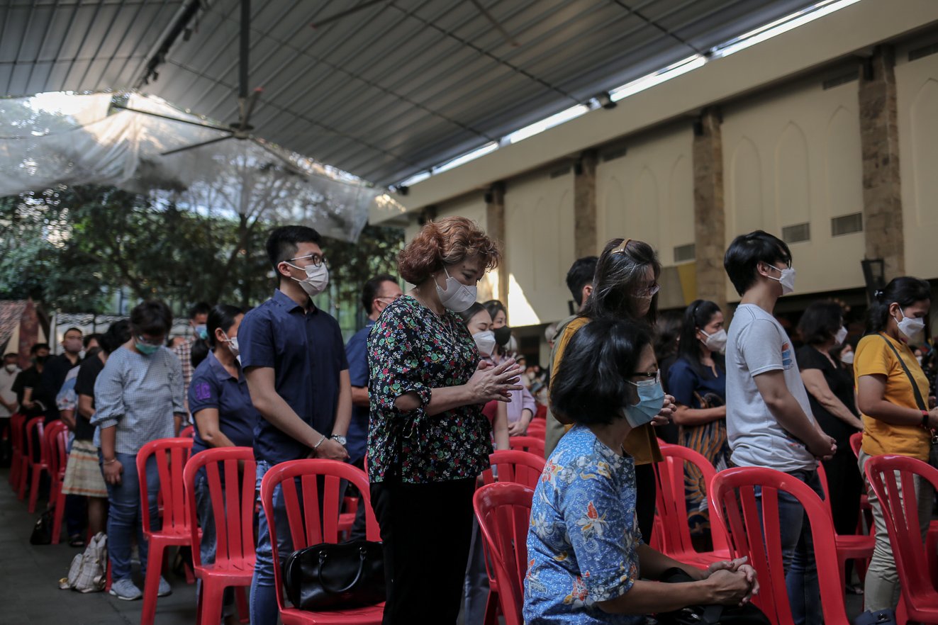 Umat Kristiani berdoa saat ibadah Jumat Agung di Gereja Katedral, Jakarta Pusat, Jumat (15/4/2022). Ibadah Jumat Agung tersebut digelar untuk memperingati penebusan dosa manusia oleh Yesus Kristus yang wafat di kayu salib.