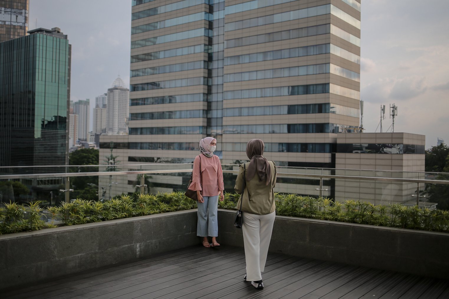 Pengunjung ber-swafoto saat menanti waktu berbuka puasa di Sky Deck Sarinah, Jakarta, Senin (18/4/2022). Kawasan tersebut menjadi salah satu destinasi baru bagi warga Jakarta dan sekitarnya untuk menanti waktu berbuka puasa atau ngabuburit bersama keluarga dan kerabat.