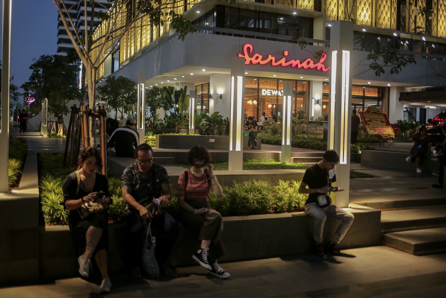 Pengunjung menyantap sajian berbuka puasa di luar pusat perbelanjaan Sarinah, Jakarta, Senin (18/4/2022). Kawasan tersebut menjadi salah satu destinasi baru bagi warga Jakarta dan sekitarnya untuk menanti waktu berbuka puasa atau ngabuburit bersama keluarga dan kerabat.