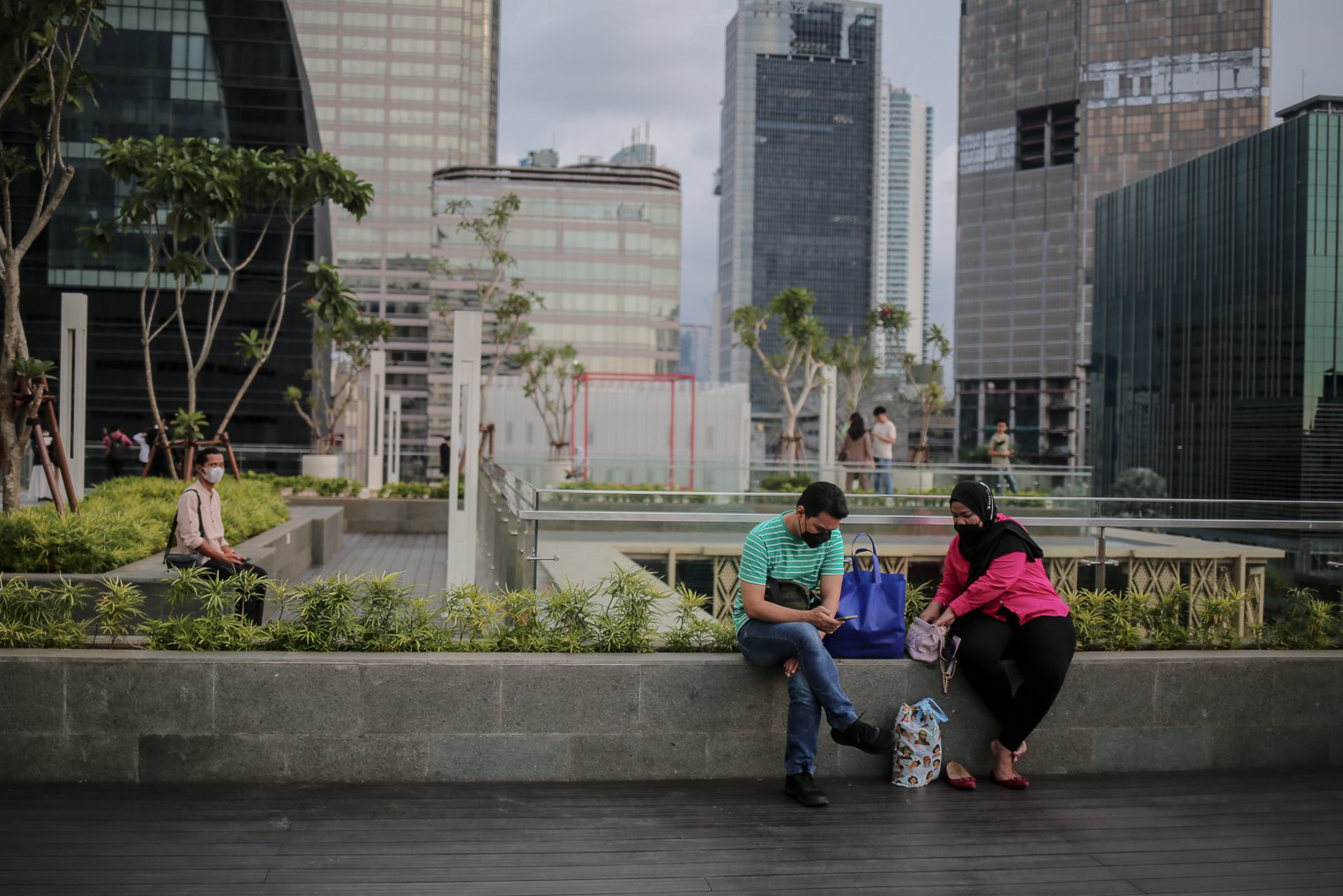 Pengunjung menanti waktu berbuka puasa di Sky Deck Sarinah, Jakarta, Senin (18/4/2022). Kawasan tersebut menjadi salah satu destinasi baru bagi warga Jakarta dan sekitarnya untuk menanti waktu berbuka puasa atau ngabuburit bersama keluarga dan kerabat.