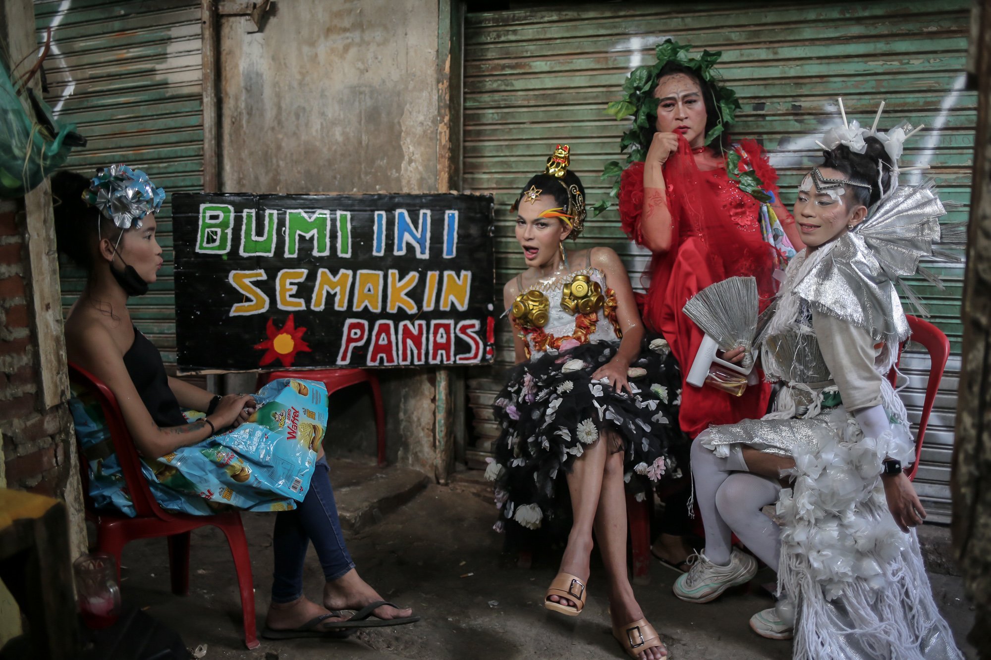 Kelompok transpuan Sanggar Seroja beristirahat saat melakukan parade menggunakan busana yang terbuat dari berbagai macam sampah daur ulang di wilayah Duri Pulo, Jakarta, Sabtu (23/4/2022). Aksi tersebut dilakukan untuk mengkampanyekan kesetaraan, iklusivitas serta meningkatkan kesadaran warga untuk menjaga lingkungan dari perubahan iklim.