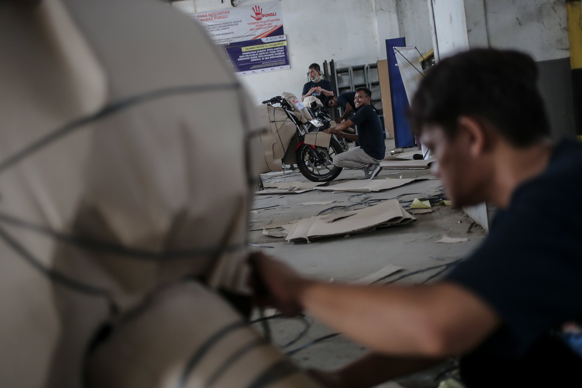 Petugas menyelesaikan pengemasan sepeda motor untuk dikirim menggunakan kereta di Stasiun Kampung Bandan, Jakarta Utara, Selasa (26/4/2022). PT Kereta Api Indonesia (KAI) Logistik (Kalog) menyediakan 9.280 kuota pengiriman motor gratis selama arus mudik dan arus balik Lebaran 2022.