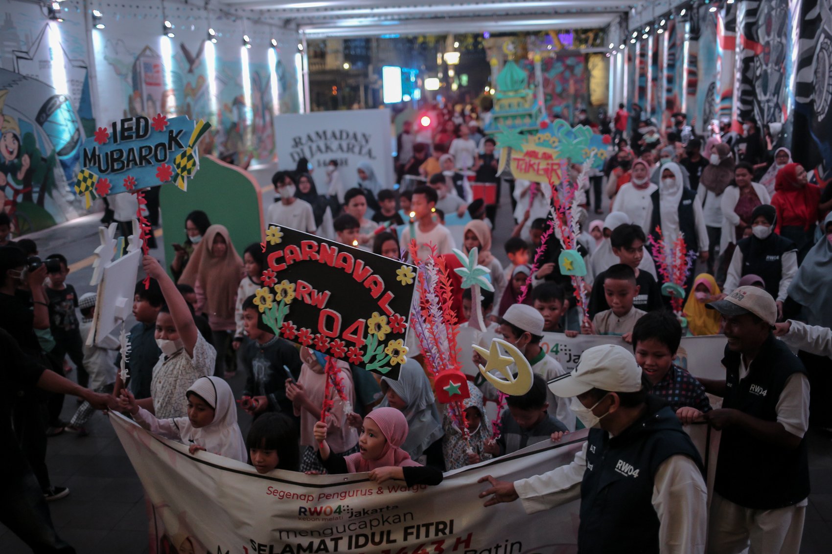 Sejumlah warga melakukan pawai obor merayakan malam takbiran di kawasan Kebon Melati, Jakarta, Minggu (1/5/2022). Kegiatan malam takbiran kembali digelar pada tahun 2022 yang pernah terhenti akibat pandemi COVID-19.
