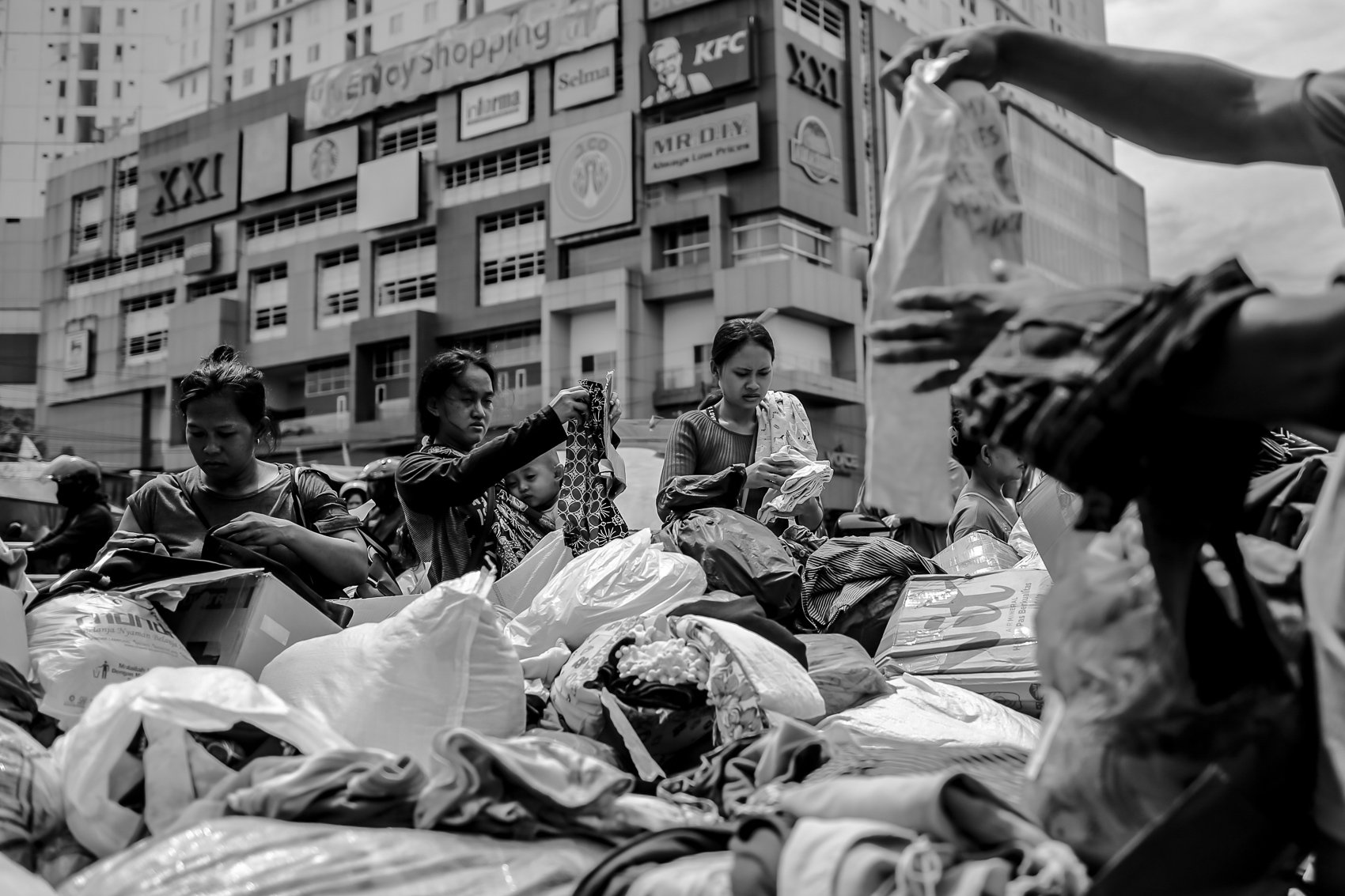 Warga Pasar Gembrong memilah pakaian yang disumbangkan di tenda pengungsian, Jakarta, Rabu (4/5/2022). Luas area yang terbakar mencapai 1.200 meter persegi. Sebanyak 26 unit mobil pemadam beserta 130 personel diterjunkan ke lokasi untuk memadamkan api saat kejadian.
