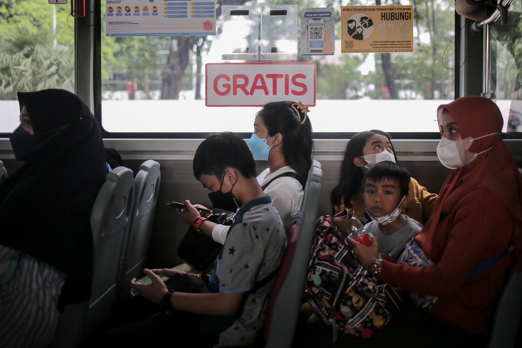 Warga menaiki bus wisata terbuka untuk menikmati suasana kota dari atas di Jakarta, Selasa, (10/5/2022). PT Transportasi Jakarta (Transjakarta) memfasilitasi layanan bus wisata gratis selama libur lebaran 2022. 