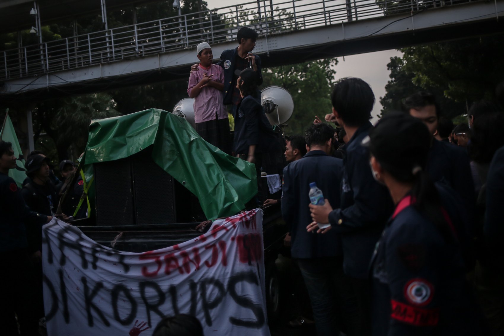 Mahasiswa Universitas Trisakti melakukan aksi unjuk rasa di kawasan Patung Kuda, Jakarta, Kamis (12/5/2022). Aksi tersebut untuk memperingati 24 Tahun tragedi Trisakti pada 12 Mei 1998 yang menelan korban empat orang mahasiswa Trisakti saat memperjuangkan reformasi.