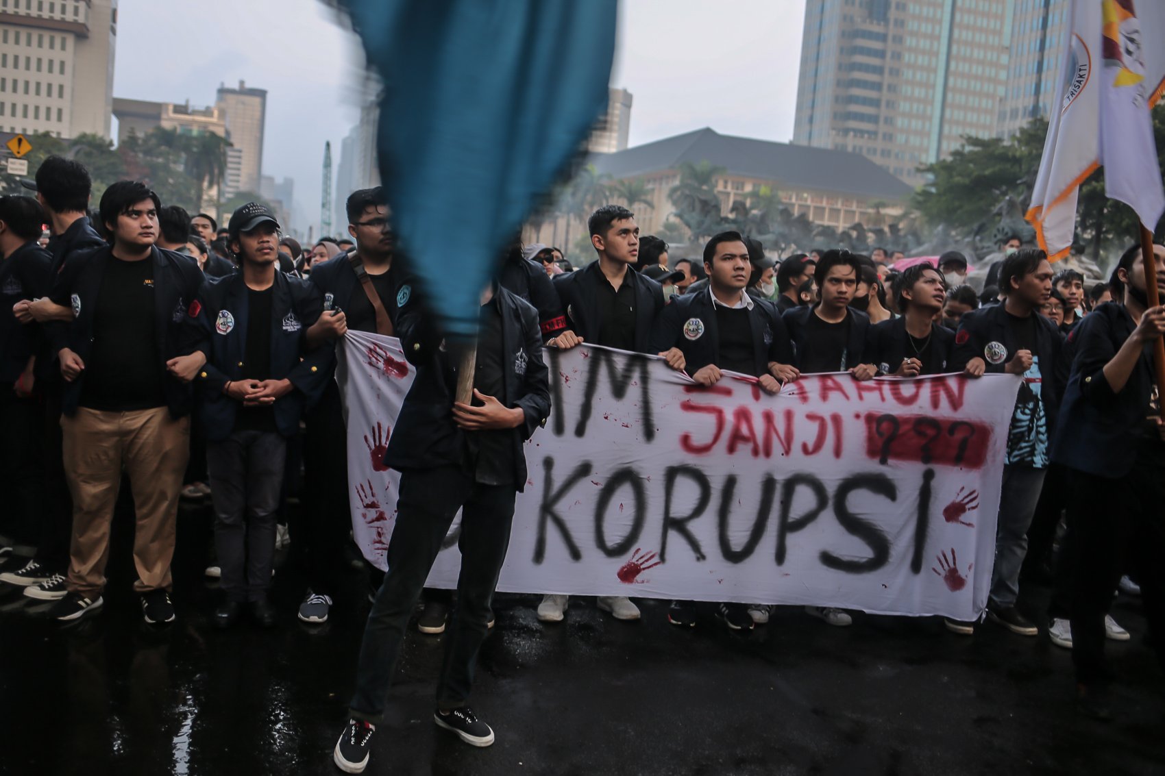 Mahasiswa Universitas Trisakti melakukan aksi unjuk rasa di kawasan Patung Kuda, Jakarta, Kamis (12/5/2022). Aksi tersebut untuk memperingati 24 Tahun tragedi Trisakti pada 12 Mei 1998 yang menelan korban empat orang mahasiswa Trisakti saat memperjuangkan reformasi.