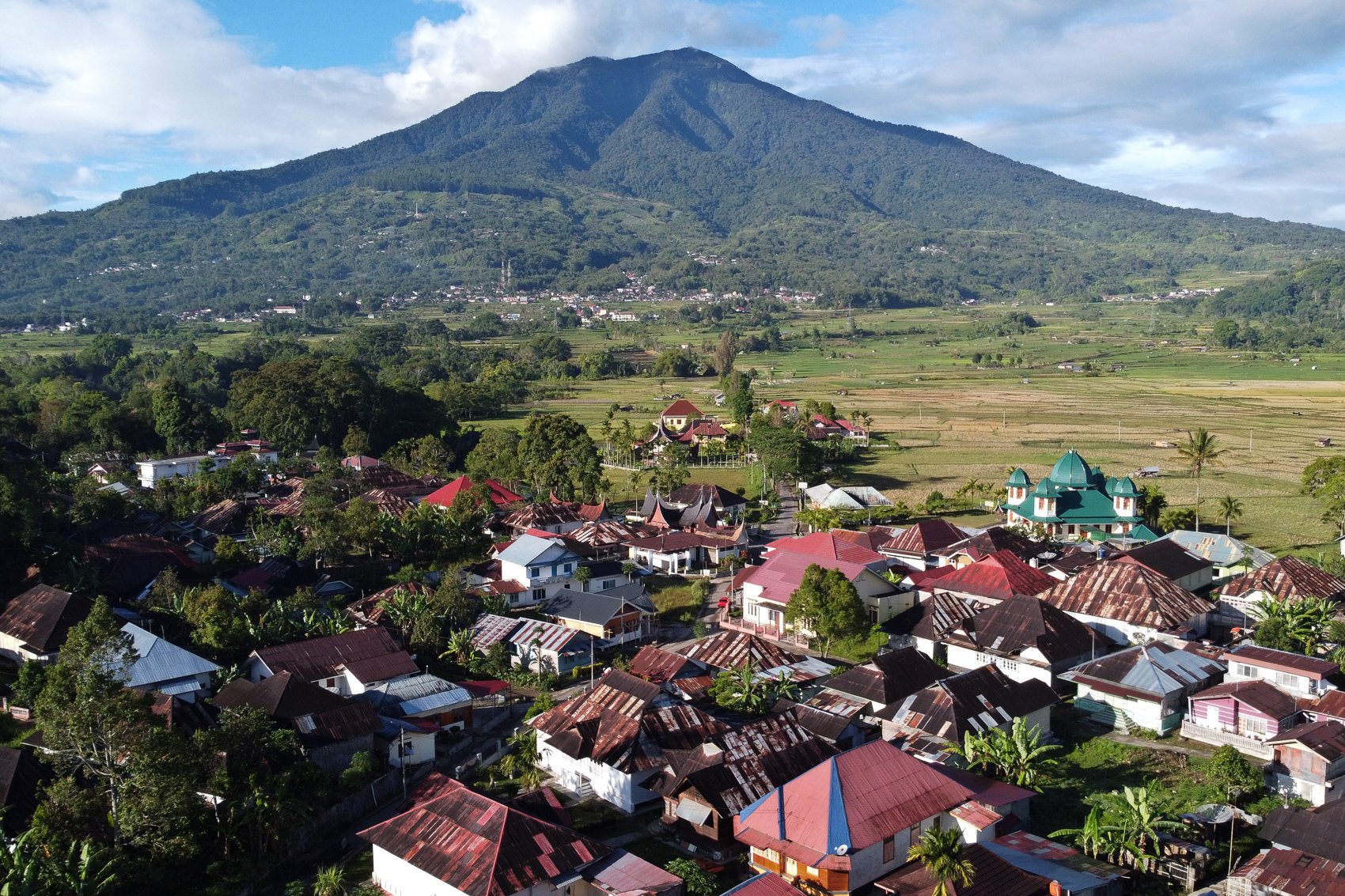 Suasana sentra kerajinan perak Nagari Koto Gadang dengan latar belakang Gunung Singgalang di Kabupaten Agam, Sumatera Barat.